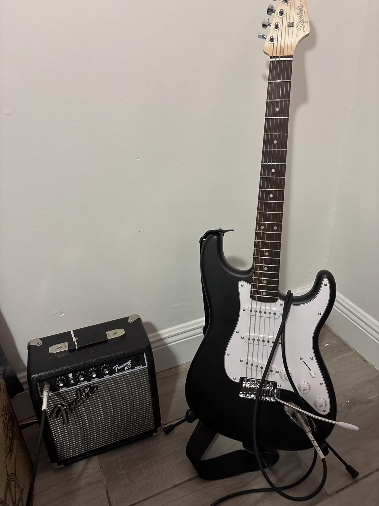Fender Squier Debut Series Stratocaster Electric Guitar Kit, Beginner Guitar Kit, with Padded Gig Bag, Frontman 10G Amp, Strap, and More, Black customer photo 1