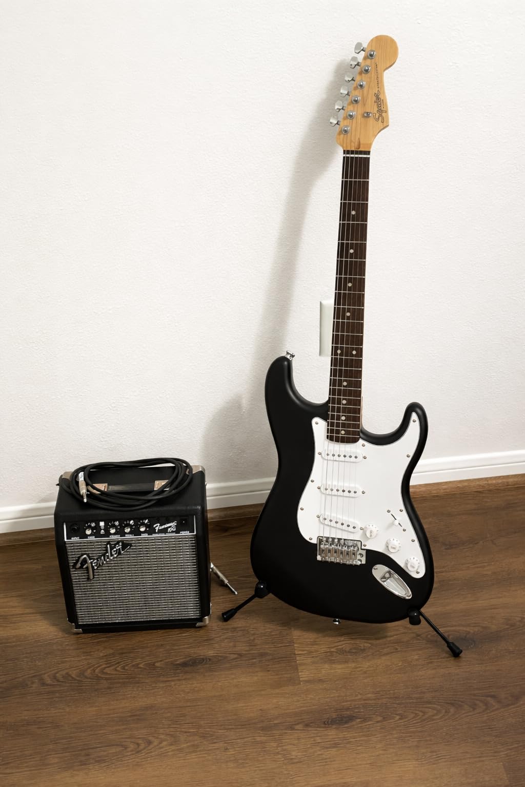 Fender Squier Debut Series Stratocaster Electric Guitar Kit, Beginner Guitar Kit, with Padded Gig Bag, Frontman 10G Amp, Strap, and More, Black customer photo 2