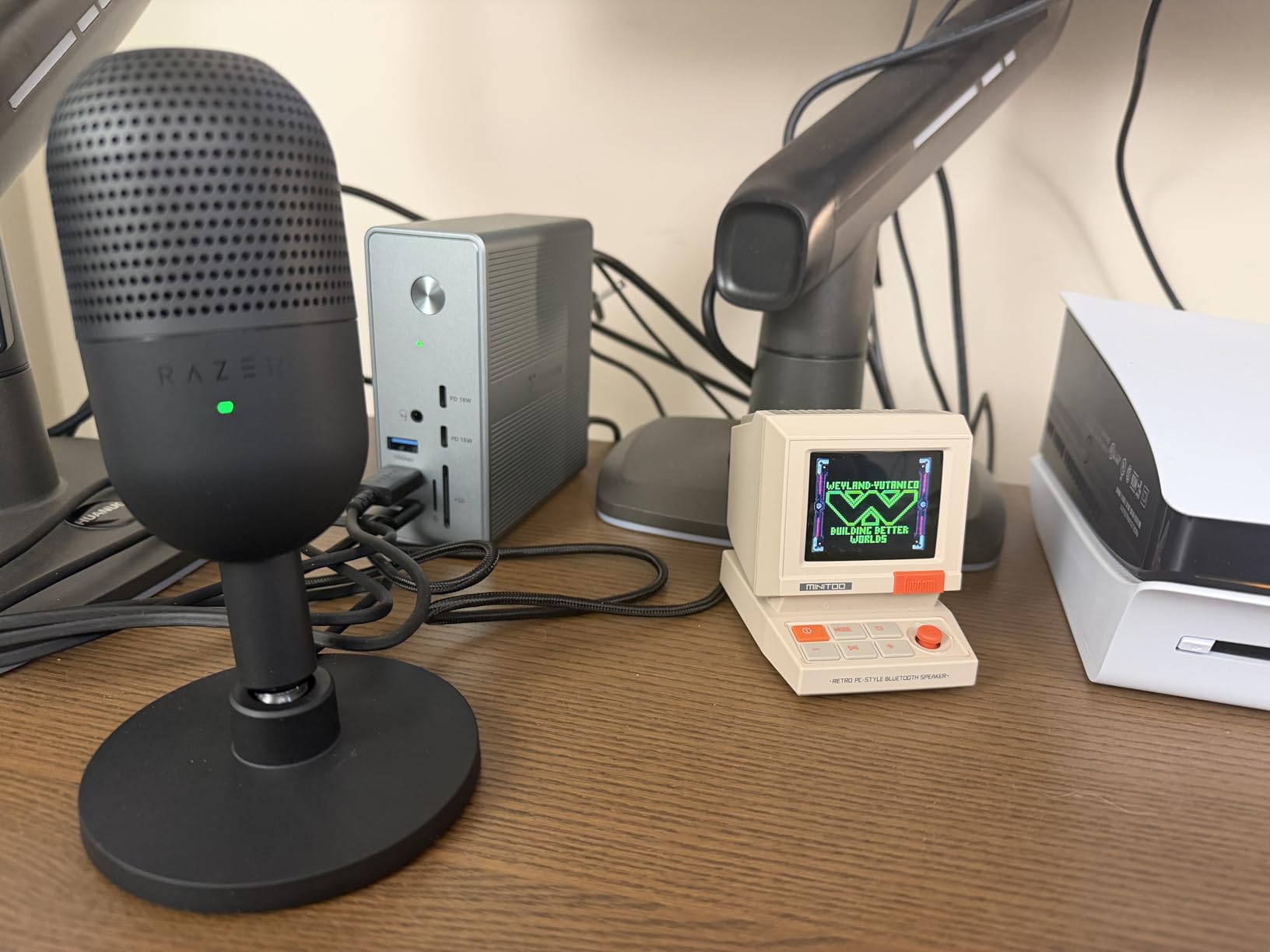 Razer Seiren V3 Mini USB Microphone: Condenser Mic - Supercardioid Pickup Pattern - Tap-to-Mute Sensor with LED Indicator - Shock Absorber - Ultra Compact - PC, Discord, OBS Studio, XSplit - Black customer photo 2