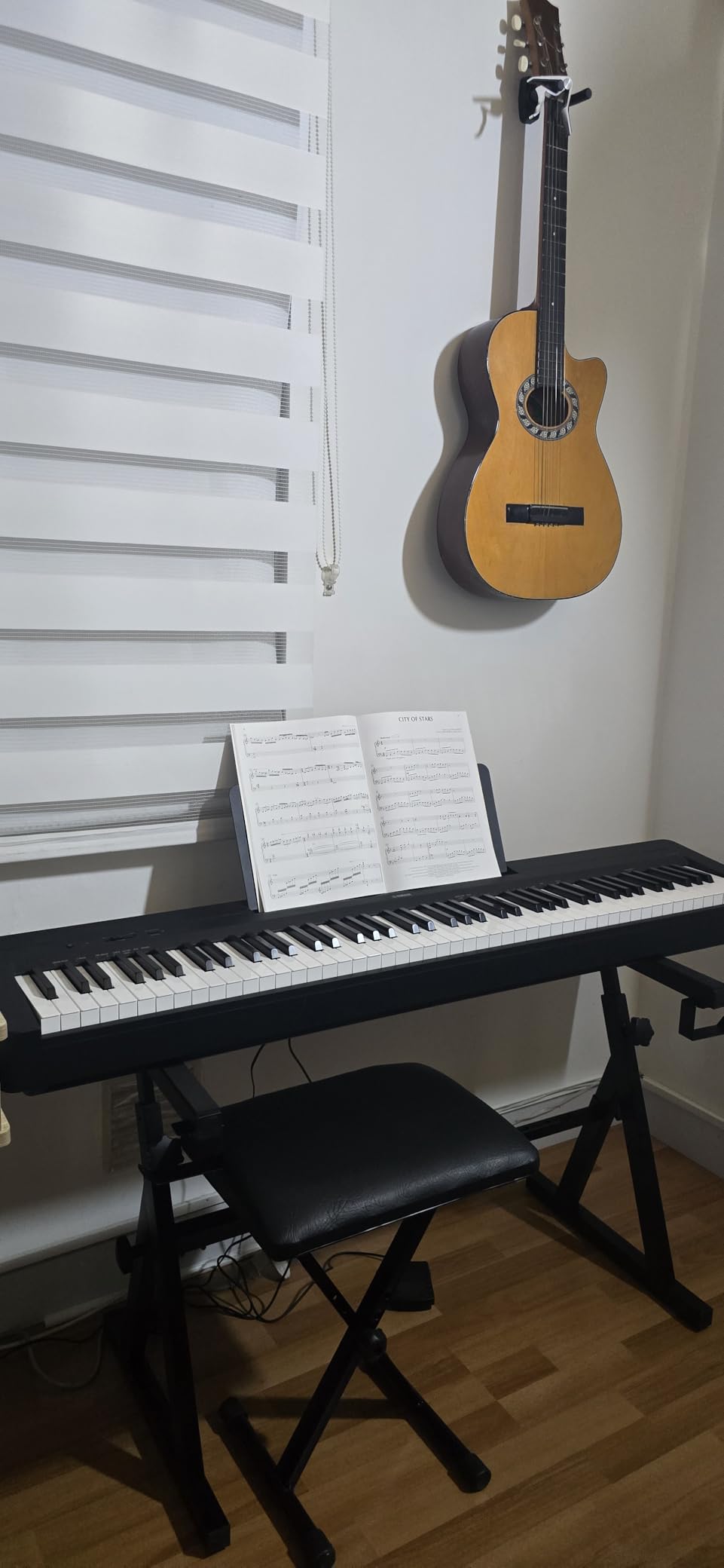CAHAYA Keyboard Stand Piano Adjustable - Z Style Piano Stands Heavy Duty Stable and Portable with Height and Width Adjustable Fits for 54 61 76 88 Keys Electric Pianos Black customer photo 1
