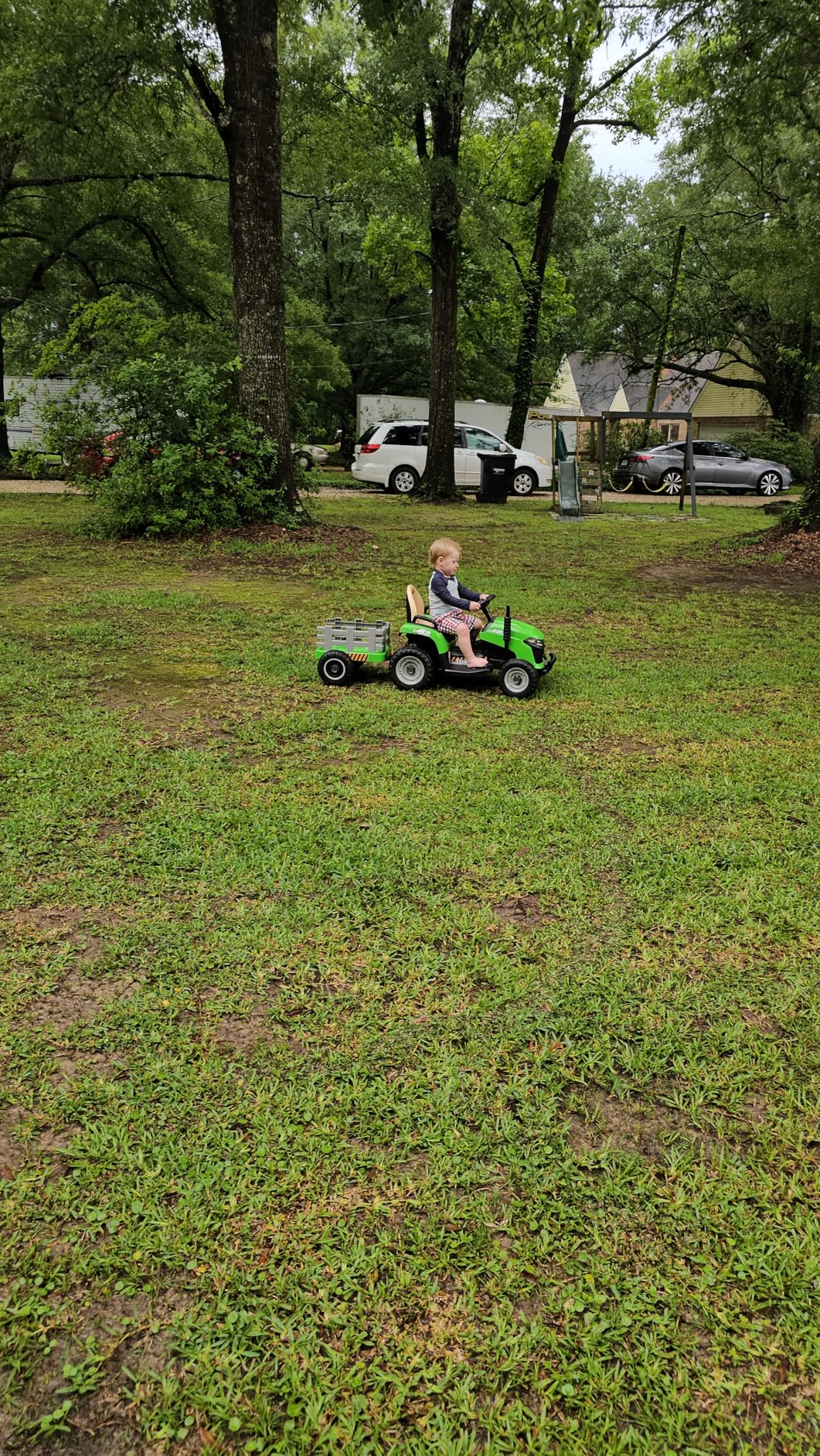 ARBELI 12V 7AH Ride on Tractor w/Tiltable Trailer & Remote Control, 2x45W Motors, Bluetooth, Music, Shifter, Electric Car for Kids Ages 2-5 (Green) customer photo 1