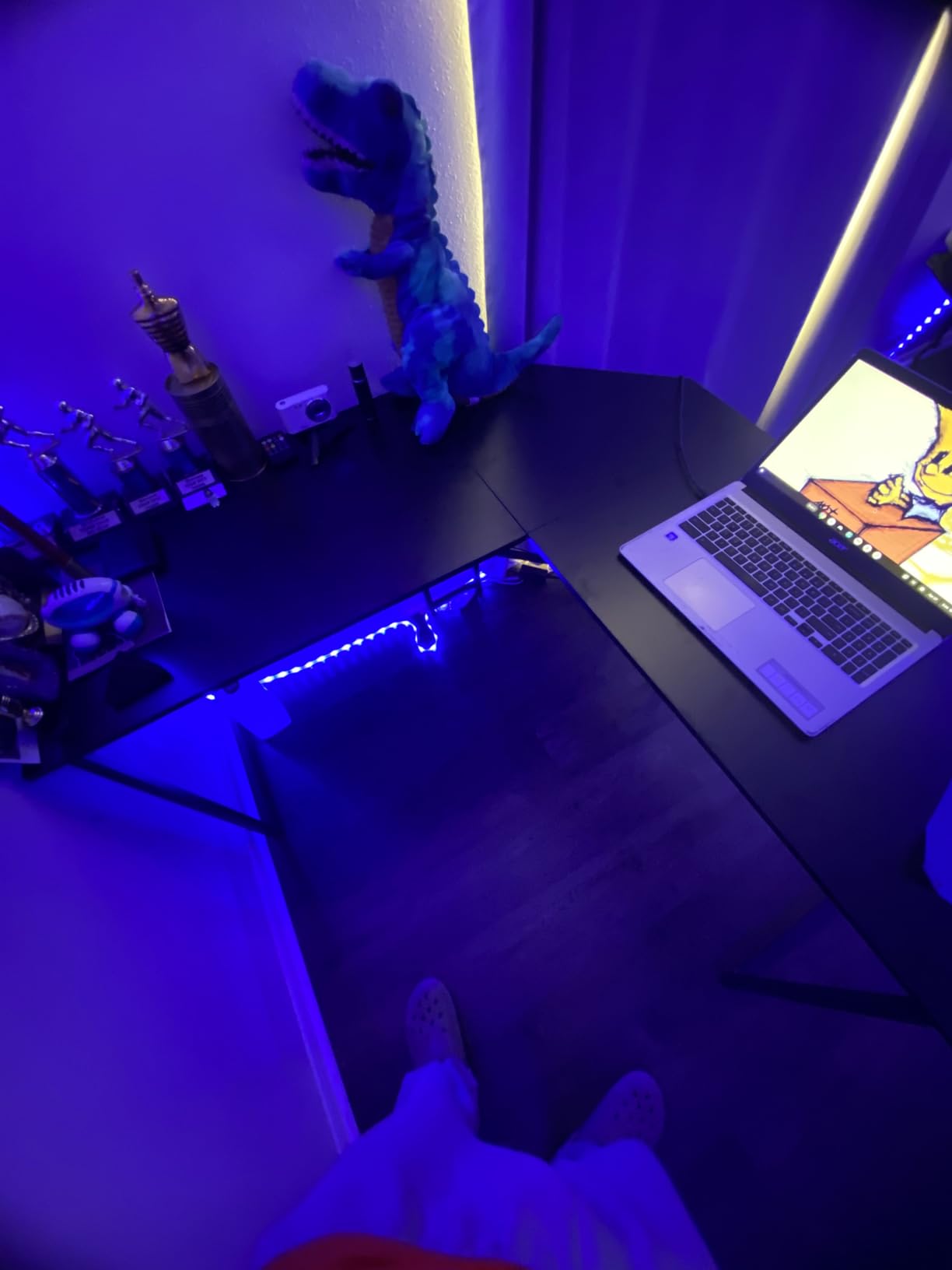 Casaottima L Shaped Gaming Desk, Corner Desk Gaming Table for Home Office, Computer Desk Sturdy Writing Workstation for Small Space, Easy to Assemble, 51 inch, Carbon Fiber Surface, Black customer photo 1