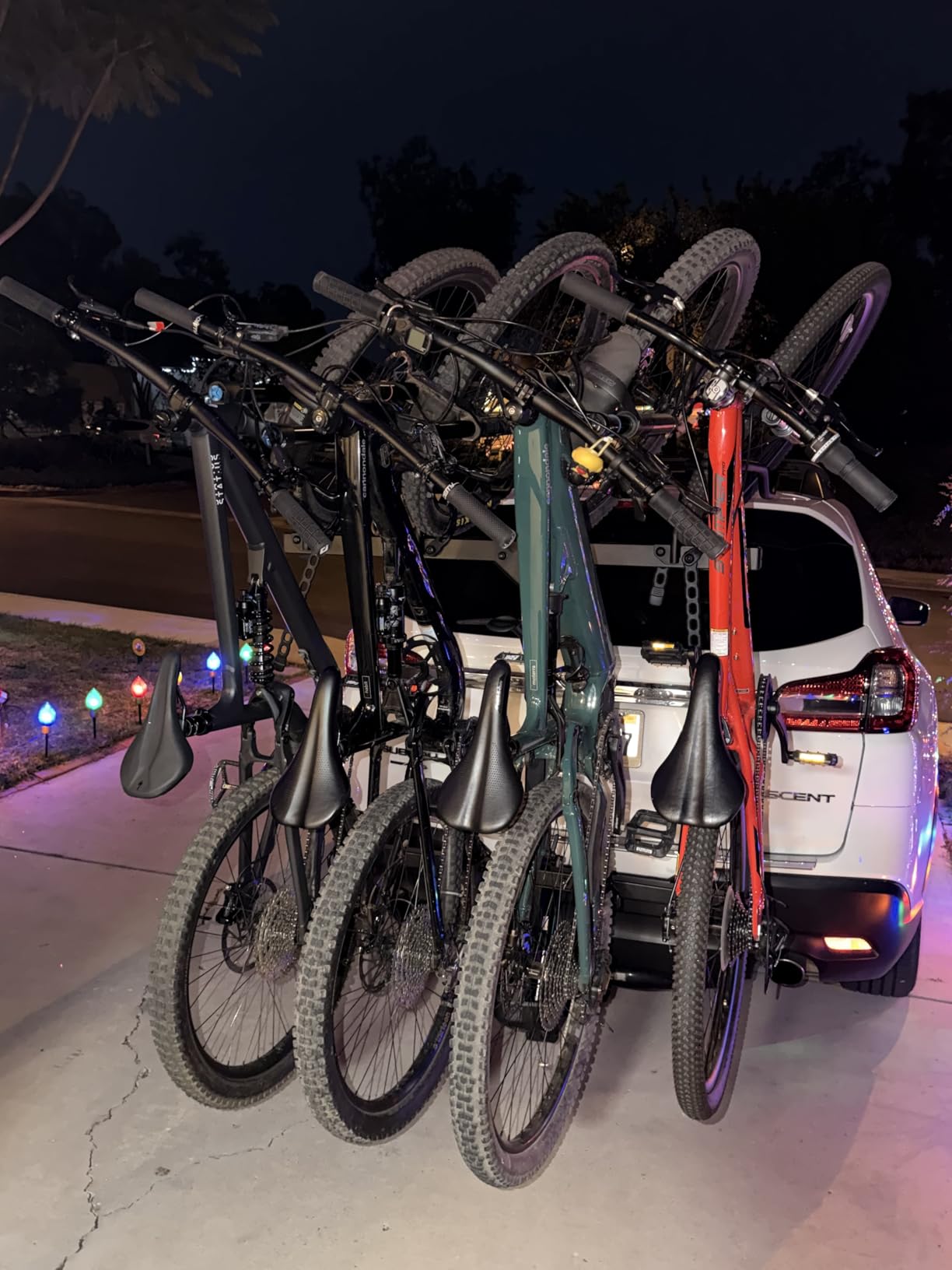 Thule Revert Vertical Hitch Rack, 6 Bikes, Carrier for Trucks and Vans, Assisted Lift and Lower, e-Bike Compatible, no Frame or Fork Contact customer photo 1