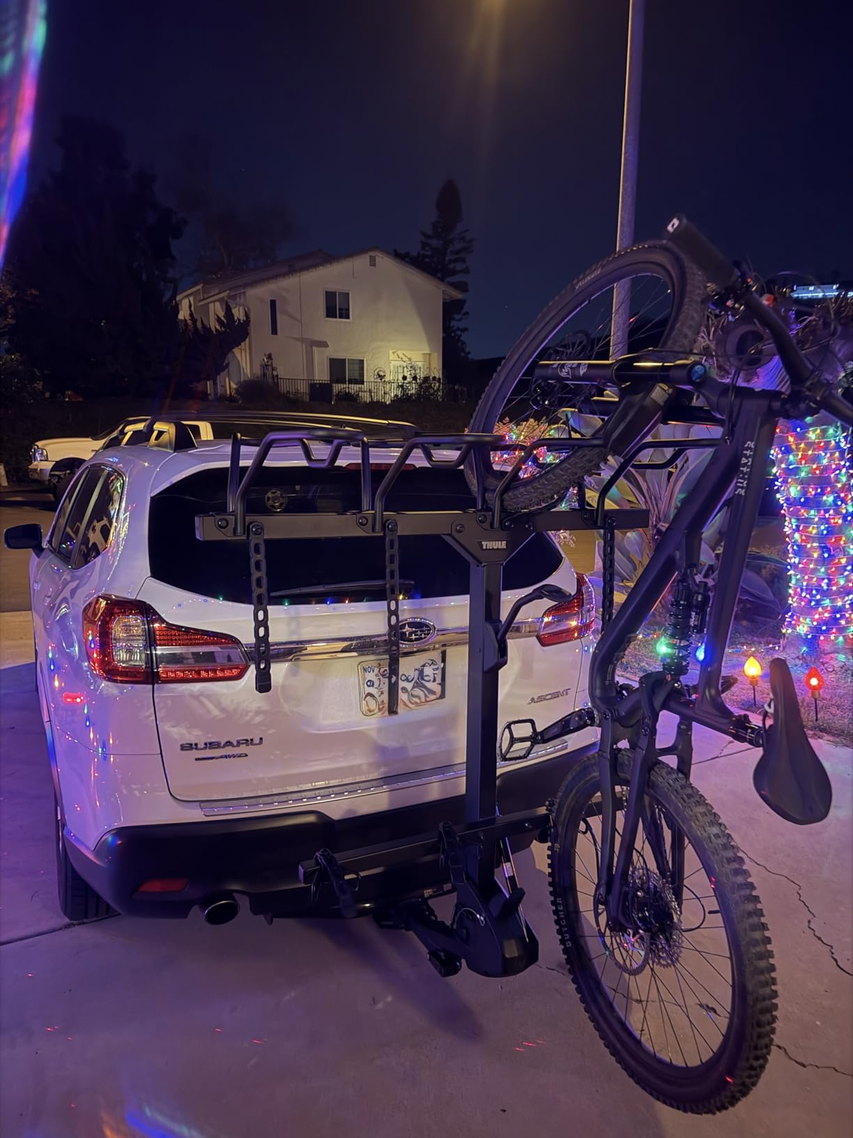 Thule Revert Vertical Hitch Rack, 6 Bikes, Carrier for Trucks and Vans, Assisted Lift and Lower, e-Bike Compatible, no Frame or Fork Contact customer photo 2
