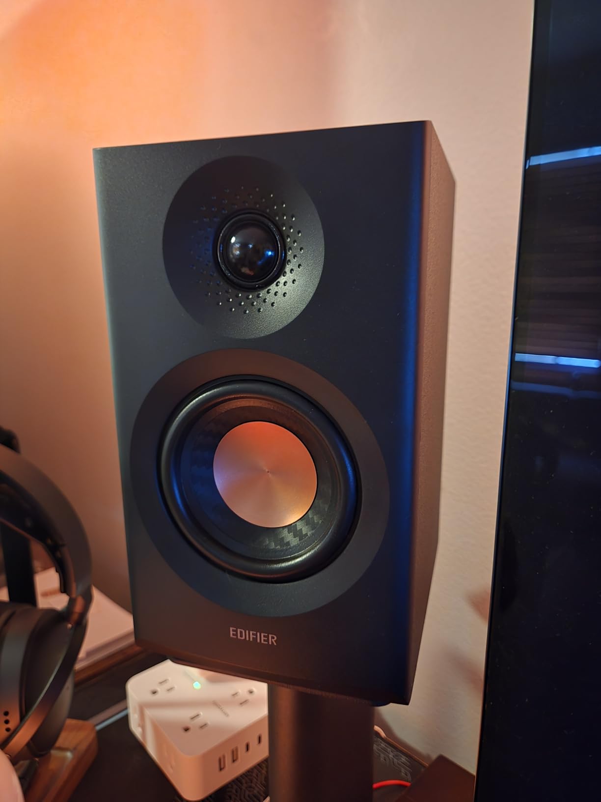 Edifier MR3 Powered Studio Monitor Speakers, Hi-Res Audio Certified Bluetooth V5.4 Active Bookshelf Loudspeakers, 2.0 Computer Speaker with Headphone Output RCA AUX Balanced TRS Input - Black (Pair) customer photo 2