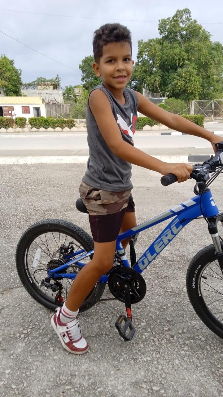 Glerc 20 24 26 Inch Kids Bike, Kids Mountain Bike for Boys and Girls Ages 6+, 21-Speed Skyline Bicycle with Front Suspension and Disc Brakes, Multiple Colors customer photo 1