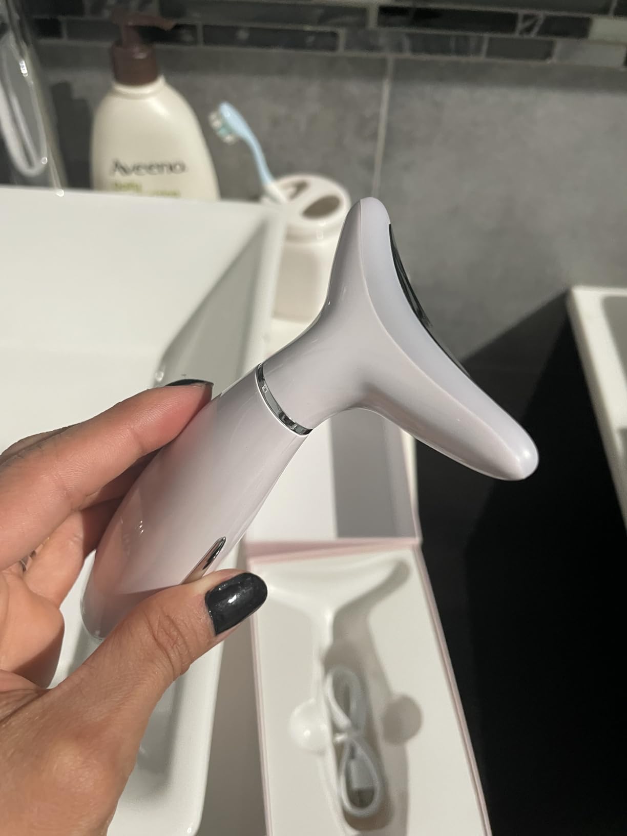 Dopsikn 7 Color Galvanic Machines - Red Light Therapy for Face and Neck, Face Massager Tool for Wrinkles, Double Chin, Vibrating Facial Massager with Thermals, White customer photo 1