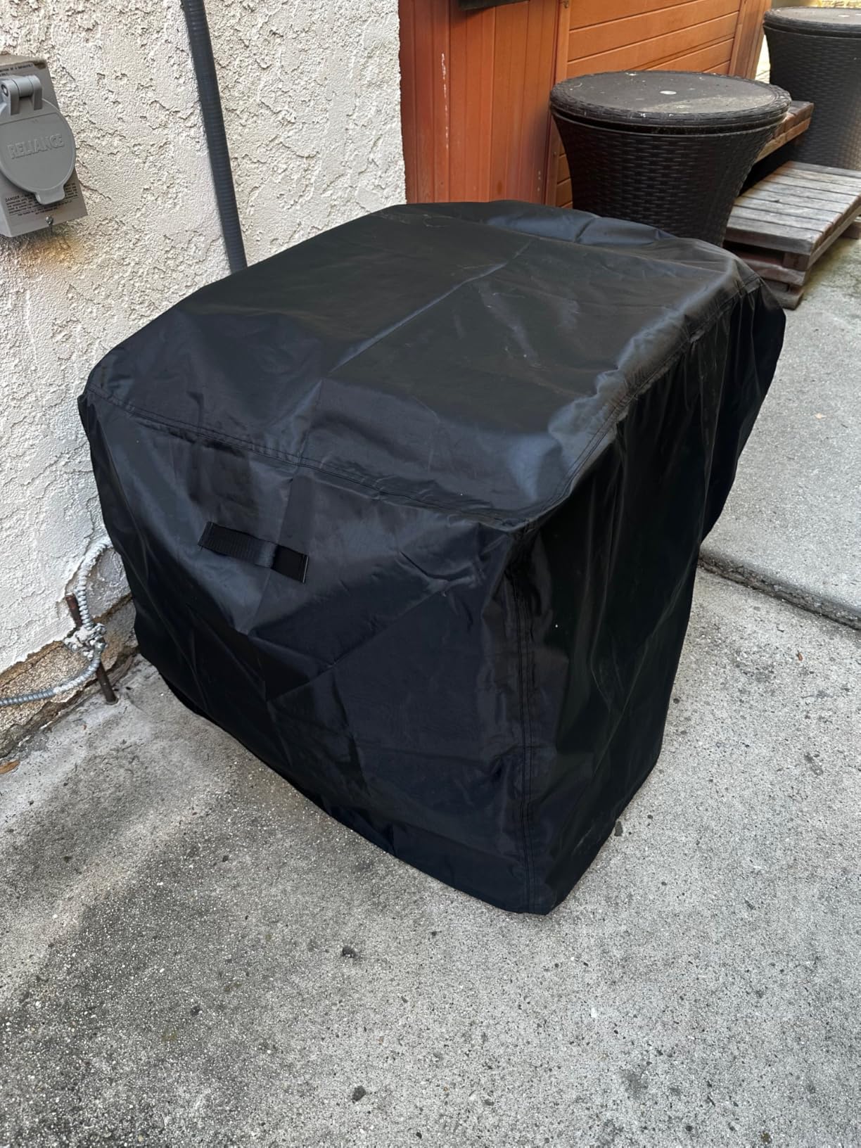 Outdoor Generator Cover 32x24x24 Inches, 600D Heavy-Duty Oxford Fabric, Dustproof and Waterproof Protection for Generators, Suitable for Most 5000-10000W Generators.Black customer photo 1