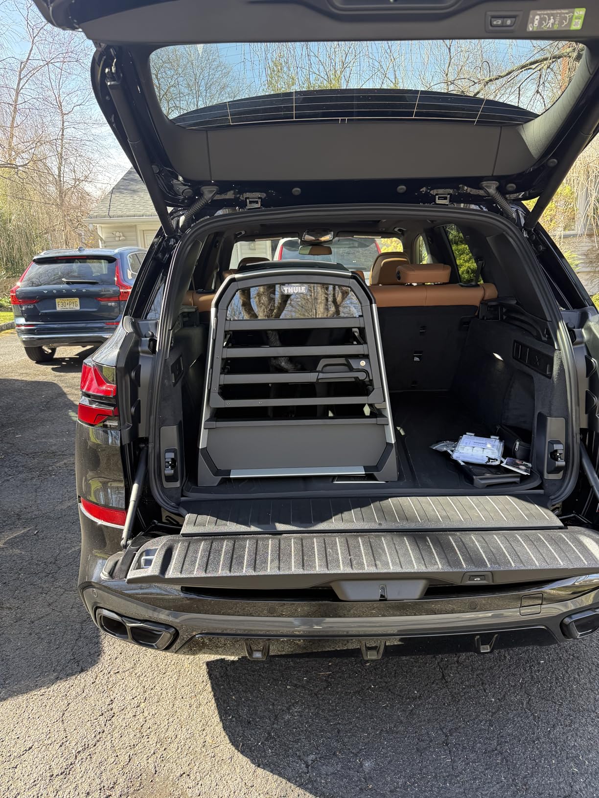 Thule Allax Threshold Compatible Dog Crate for Vehicle Travel - Size M - Fits Vehicles with Trunk Threshold - High-Strength Construction - Adjustable for a Perfect Dog and Vehicle fit customer photo 2