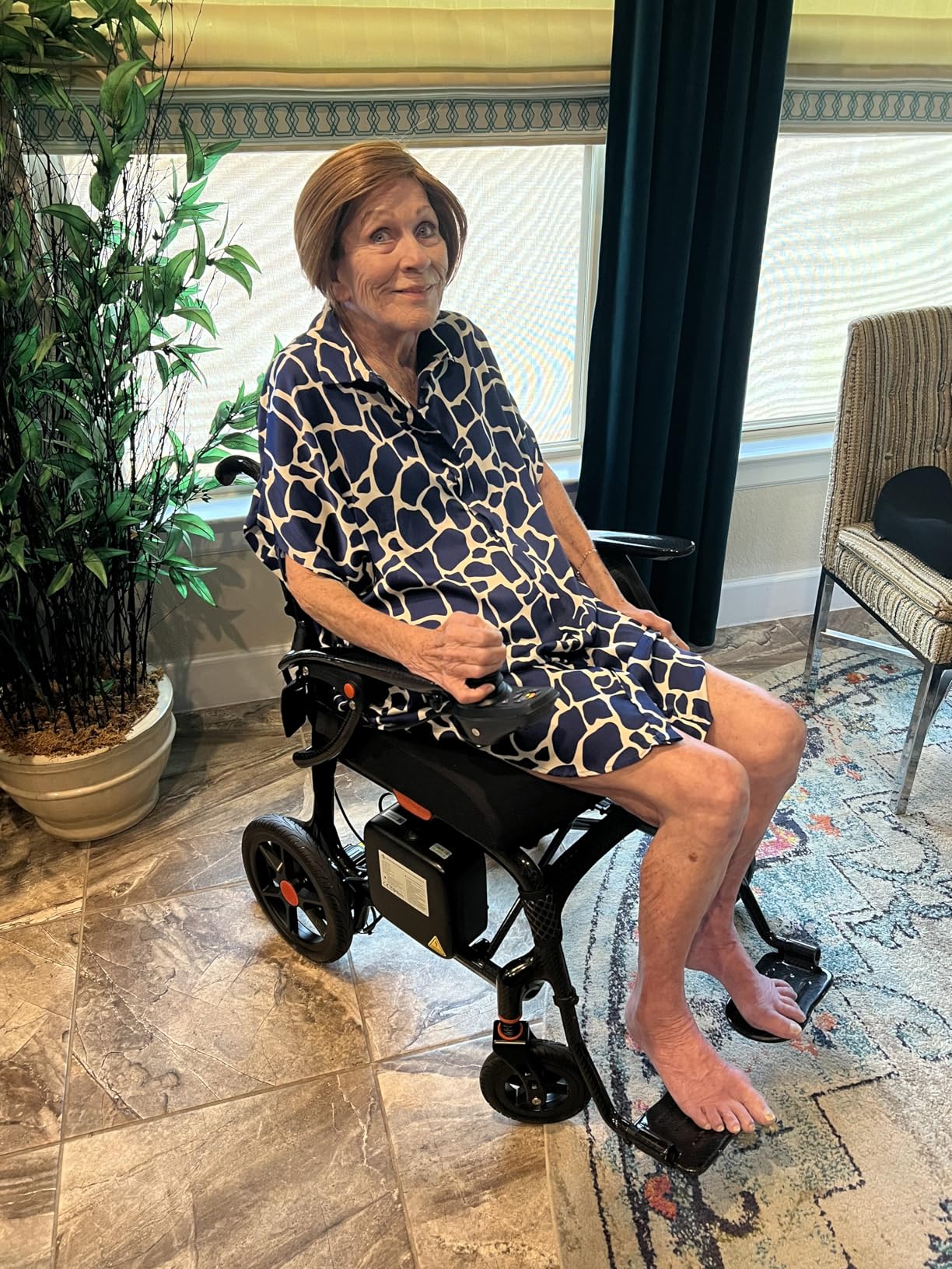 28lbs Ultralight 28 Miles Long Range 100% Carbon Fiber Travel Electric Wheelchairs for Adults, FreeWink Foldable Portable Electric Wheelchairs with 2 Lithium Batteries for All Terrain Airline Approved customer photo 2