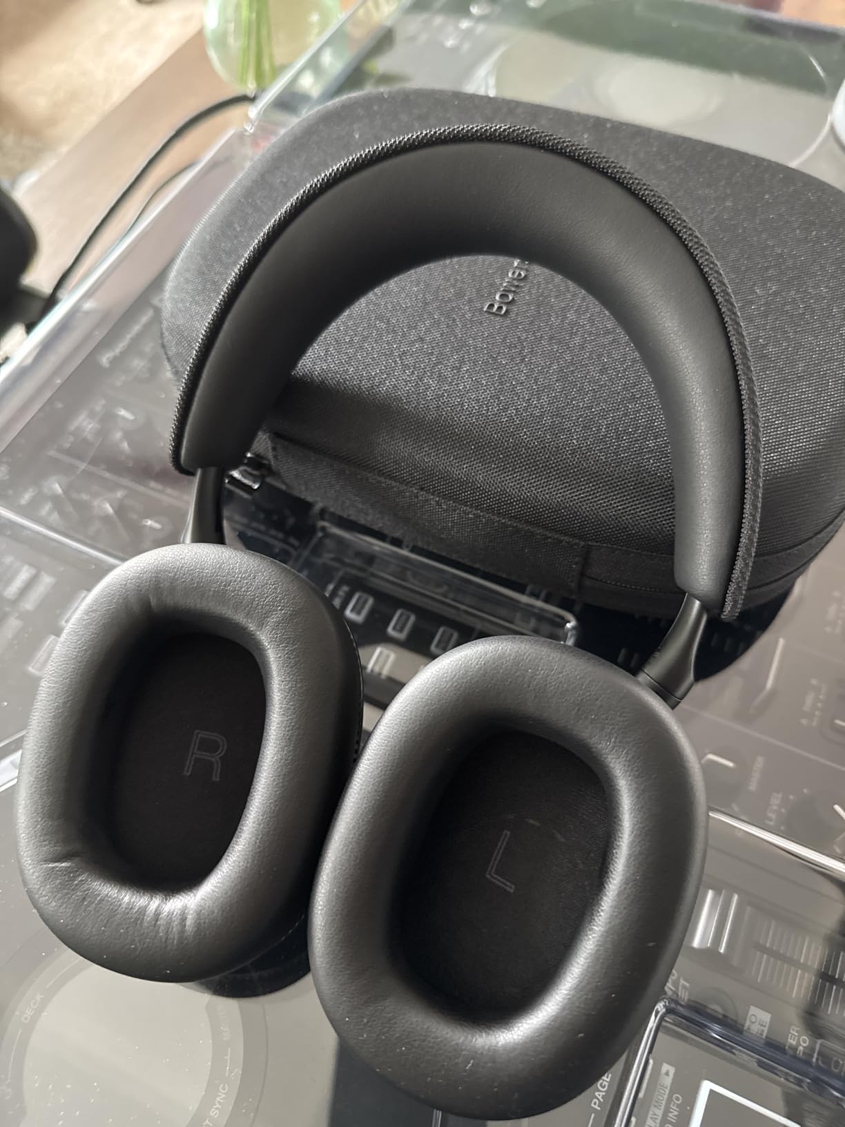 Bowers & Wilkins Px7 S3 Wireless Headphones Over Ear Noise Cancelling, Active Noise Cancelling & Transparency Mode, Hi-Res Sound, Bluetooth, 30-Hr Playtime, Anthracite Black customer photo 2