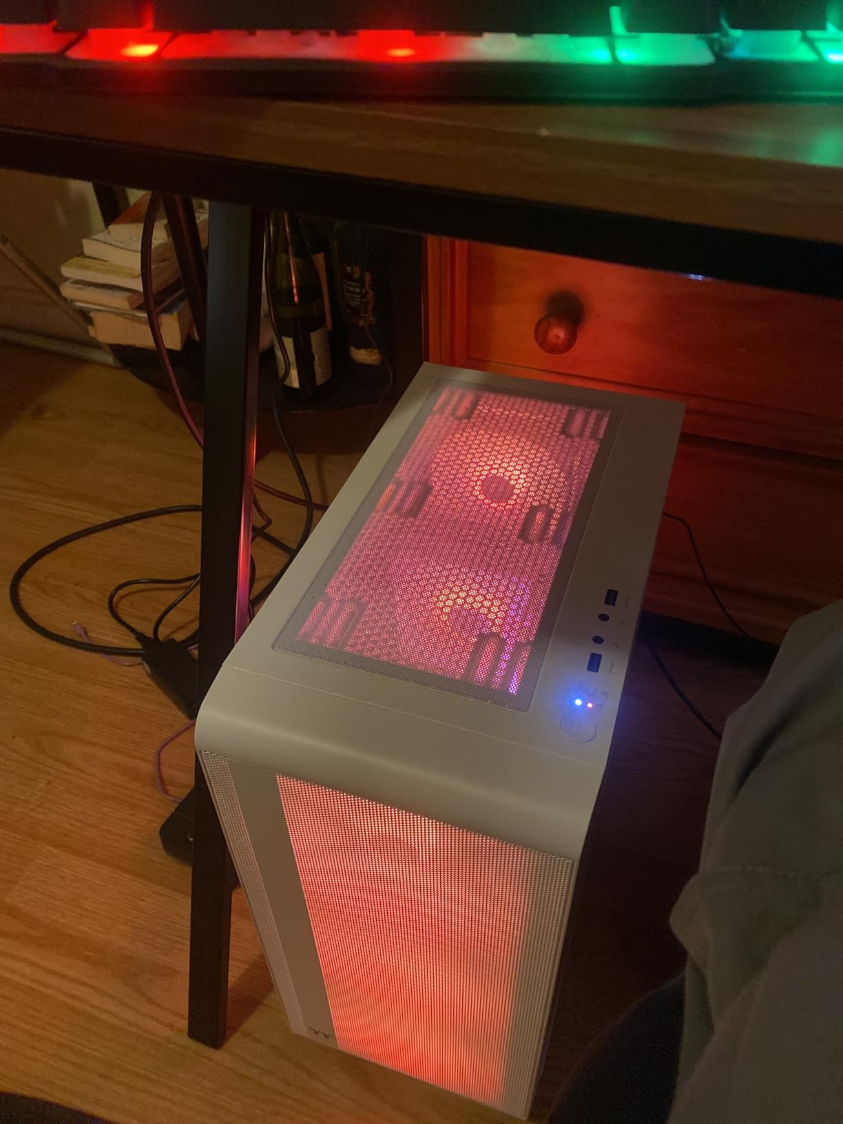 Thermaltake LCGS Quartz i1460 Gaming Desktop (Intel Core i5-14400F, ToughRam DDR4 3600Mhz 16GB RGB Memory, NVIDIA GeForce RTX 5060, 1TB NVMe M.2, WiFi, Windows 11) S2QT-B760-560-LCS customer photo 1