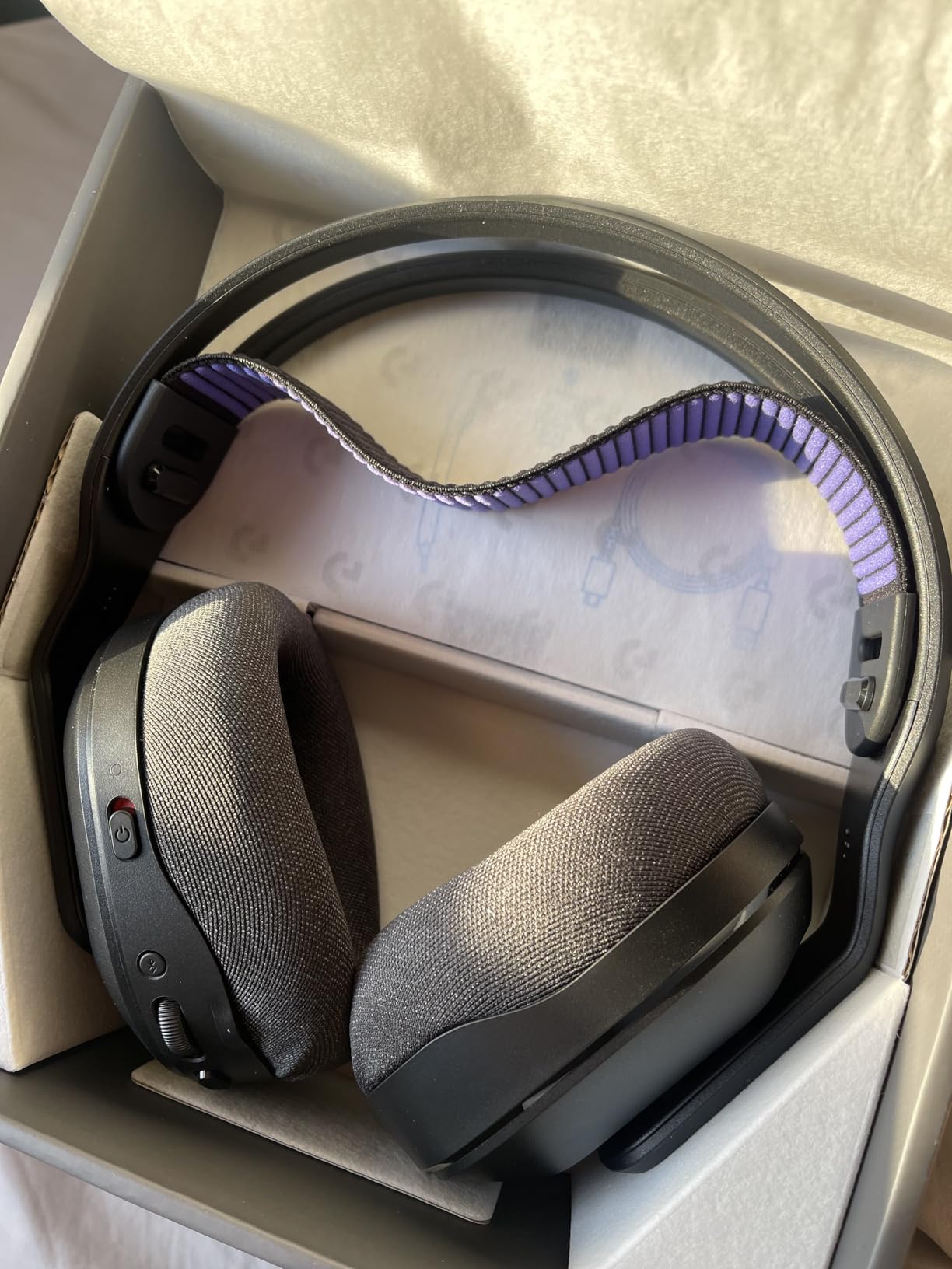 Logitech G522 Lightspeed Wireless Gaming Headset, Full-Band Mic, Advanced Audio, Tri-Connect (Lightspeed, Bluetooth, USB A to C), LIGHTSYNC RGB, for PC & Nintendo Switch/Switch 2 customer photo 2