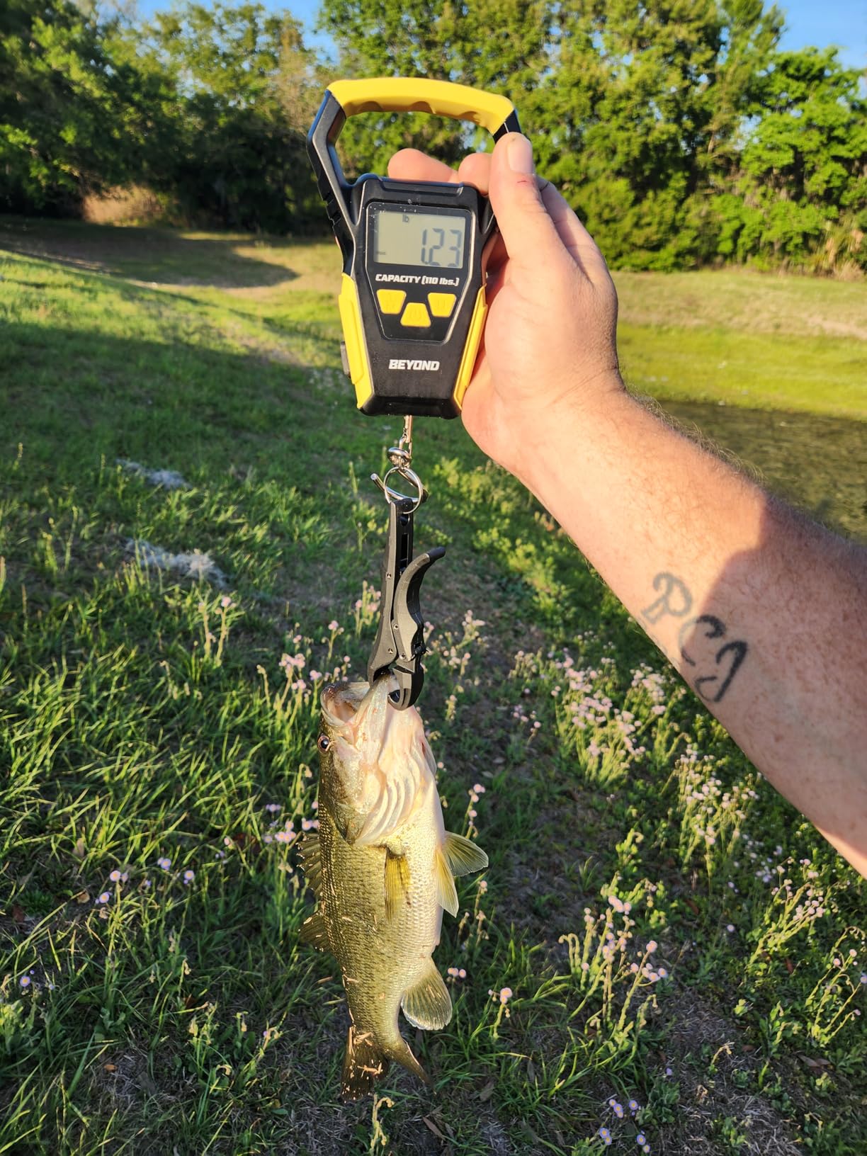 Beyond Fishing Digital Scale with Built-in Tape Measure - Weighs Up to 110lbs - LCD Display, Ounces - Pounds - Kilograms - Ergonomic Grip, Battery Powered, Portable Fish Weigher for Anglers customer photo 1