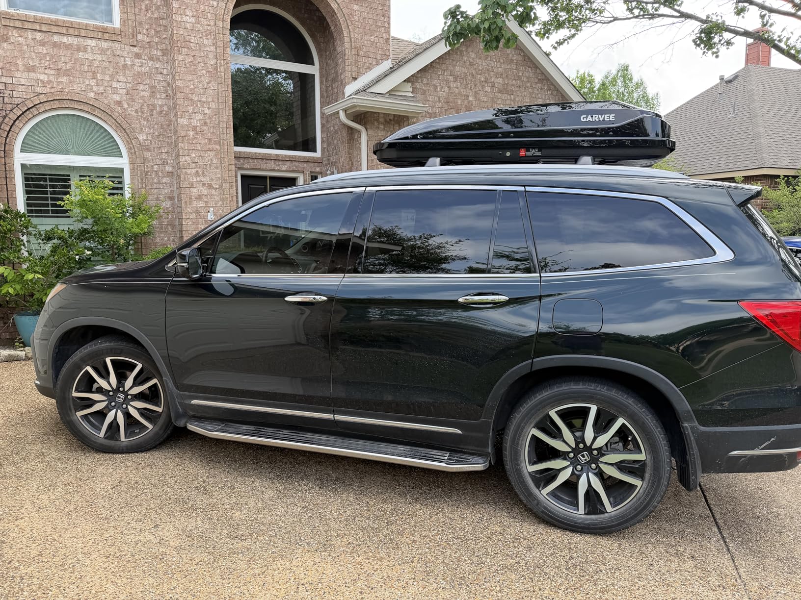 Garvee Heavy Duty Hard Shell Roof Top Cargo Carrier - 69(L) x33(W) x11(H) Waterproof Lockable Storage Box Capacity 165 Lbs 17 Cu Ft - Tool-Free Install- Fits SUV, Truck, Van customer photo 1