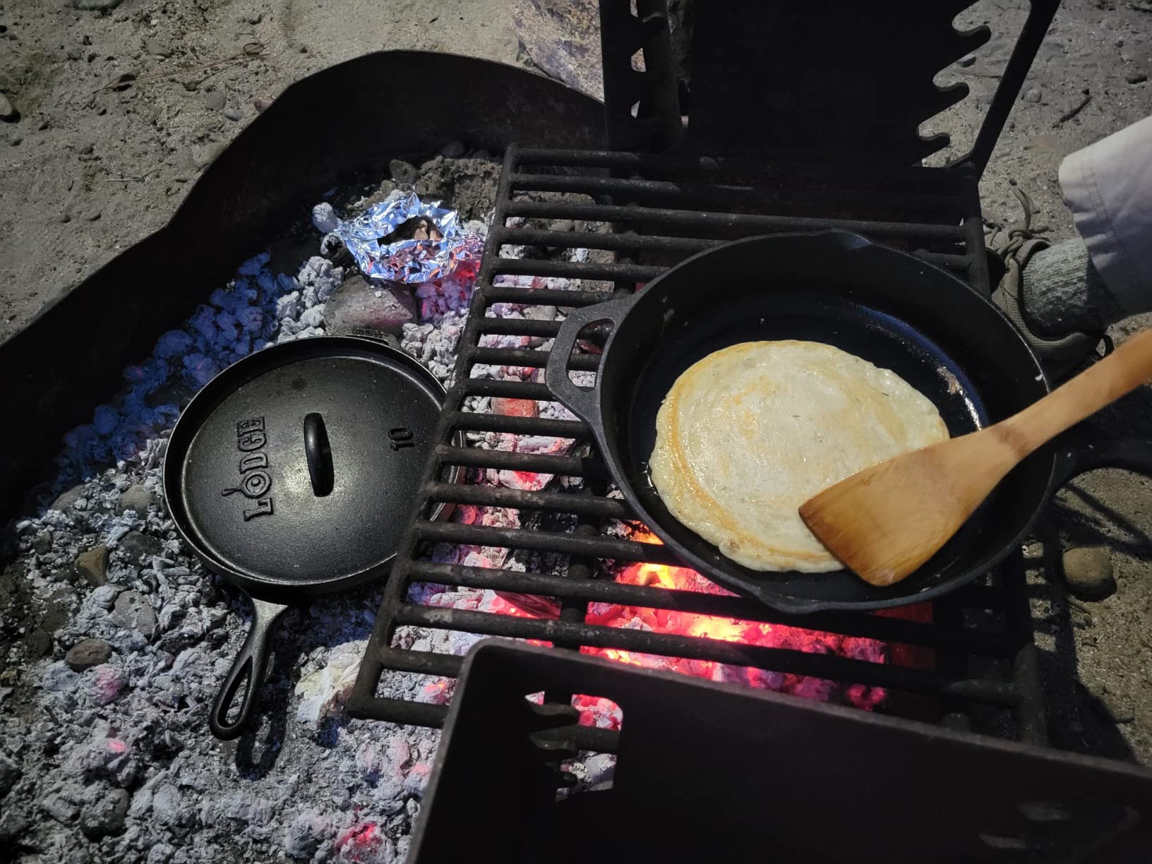 Lodge Seasoned Cast Iron Camp Dutch Oven with Lid - 6 Quart - Dual Handles - Seasoned Cast Iron Cookware with Steel Handle & Strong Lid for Heavy-Duty Camping Cookware customer photo 1