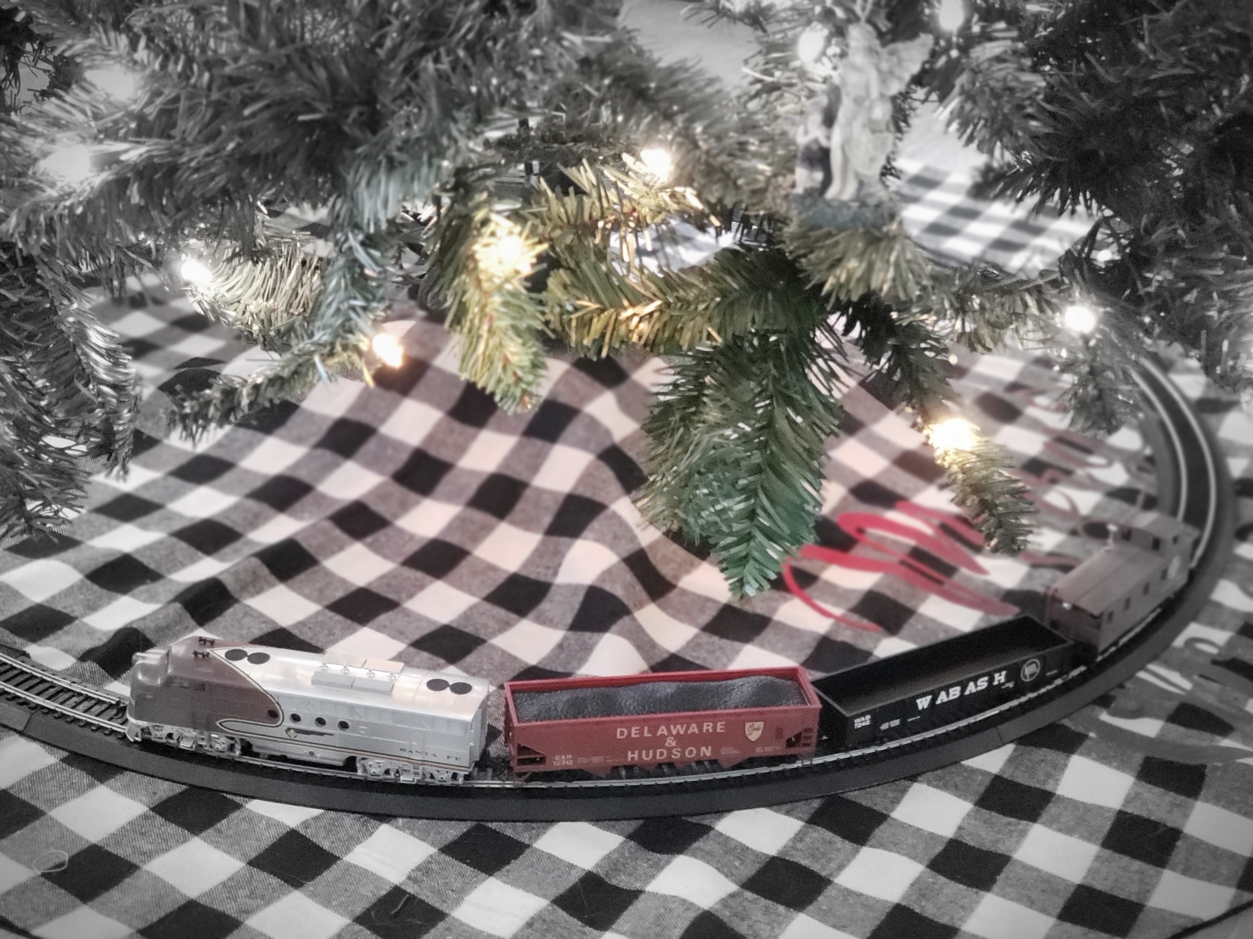 Bachmann Trains - Santa Fe Flyer Ready To Run Electric Train Set - HO Scale customer photo 2