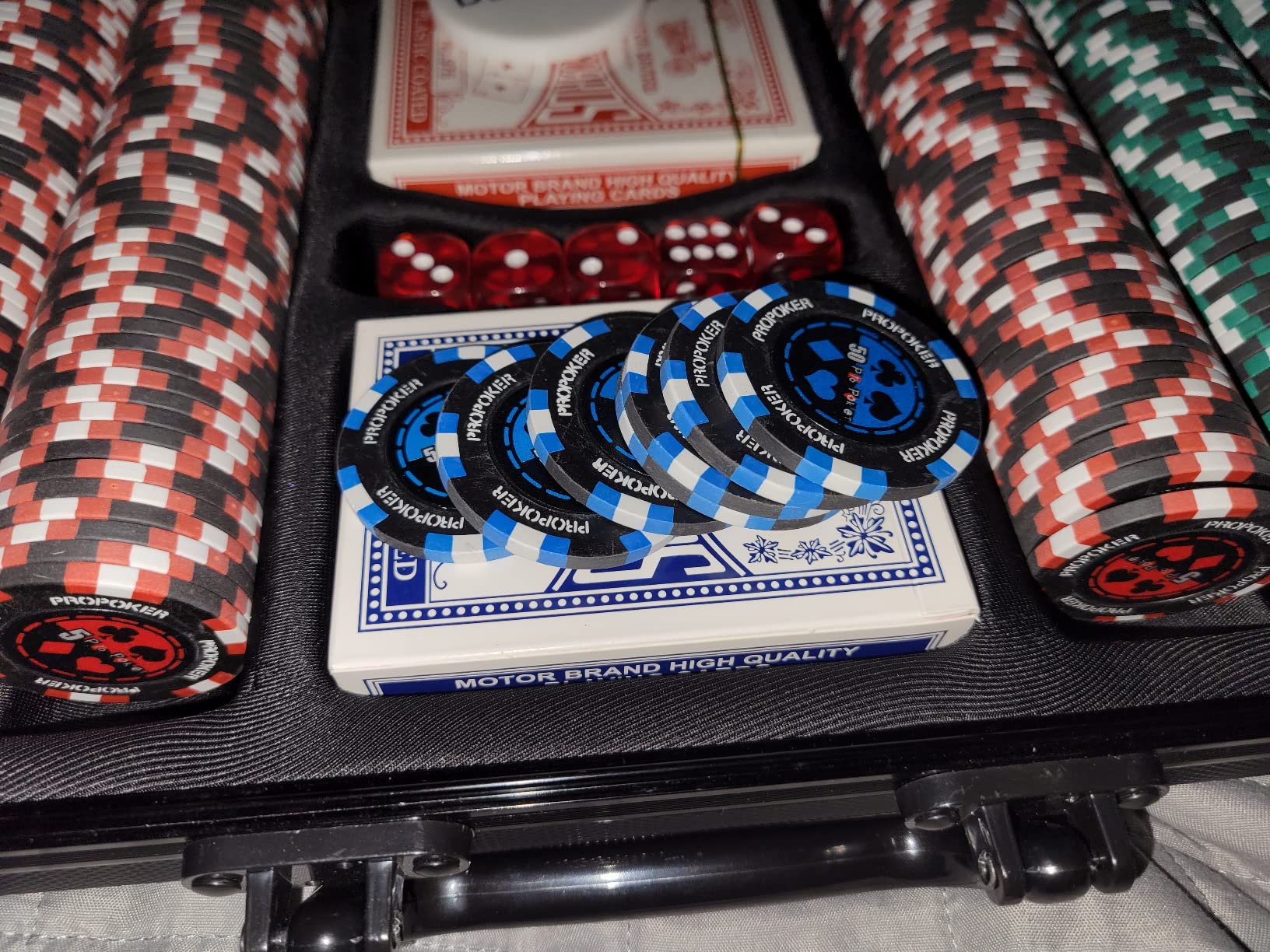 Versa Games Pro Poker Chips - Poker Set 13.5g 500 Piece Casino Clay Poker Chips with Denomination Numbers for Texas Holdem - New Upgraded Poker Chip Case customer photo 1