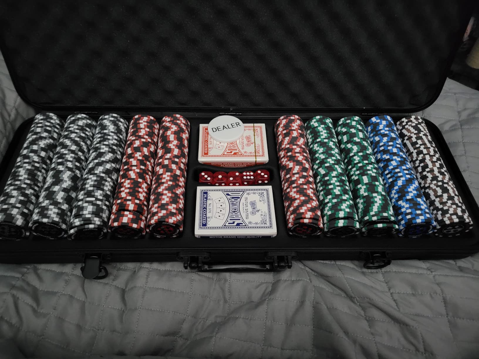 Versa Games Pro Poker Chips - Poker Set 13.5g 500 Piece Casino Clay Poker Chips with Denomination Numbers for Texas Holdem - New Upgraded Poker Chip Case customer photo 2