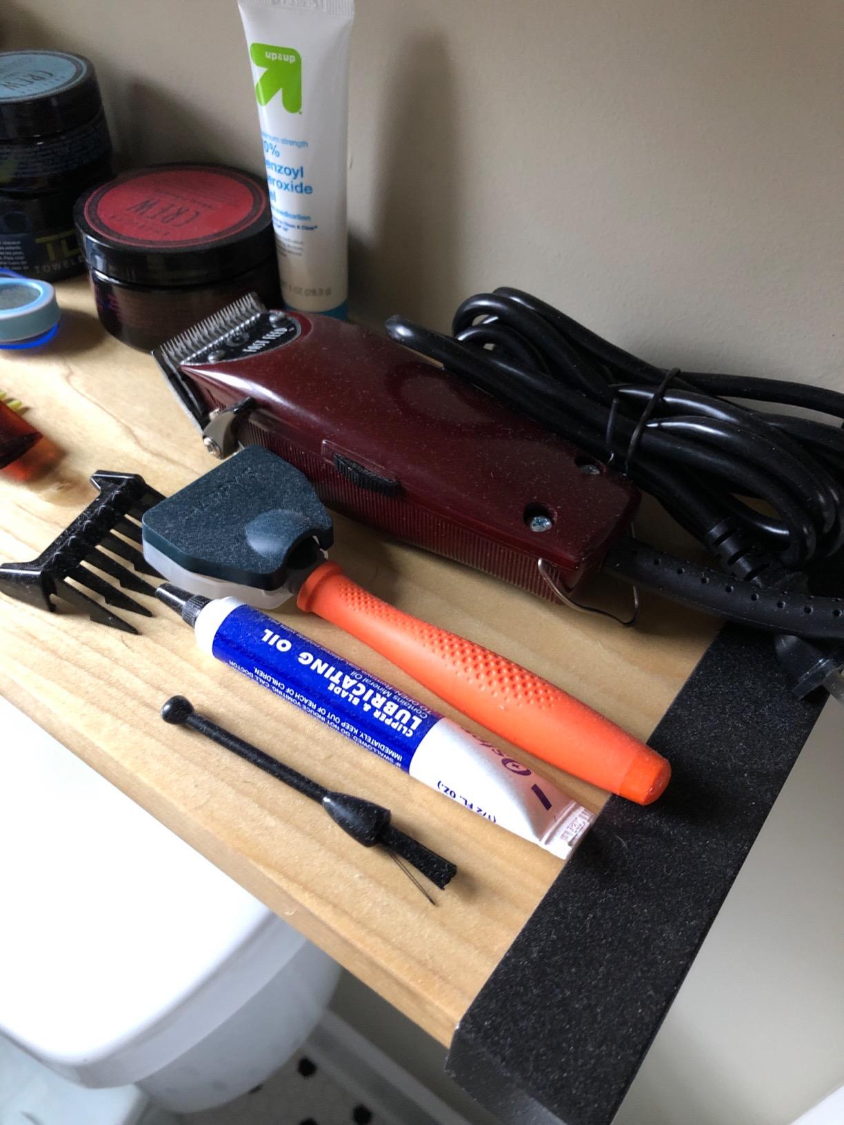 Oster Professional Fast Feed Adjustable Pivot Motor Clippers - Professional Hair Clippers for Men & Barbers - Whisper Quiet & Built for Seamless Length Changes - Includes 3 Comb Guides, Guard & More customer photo 2