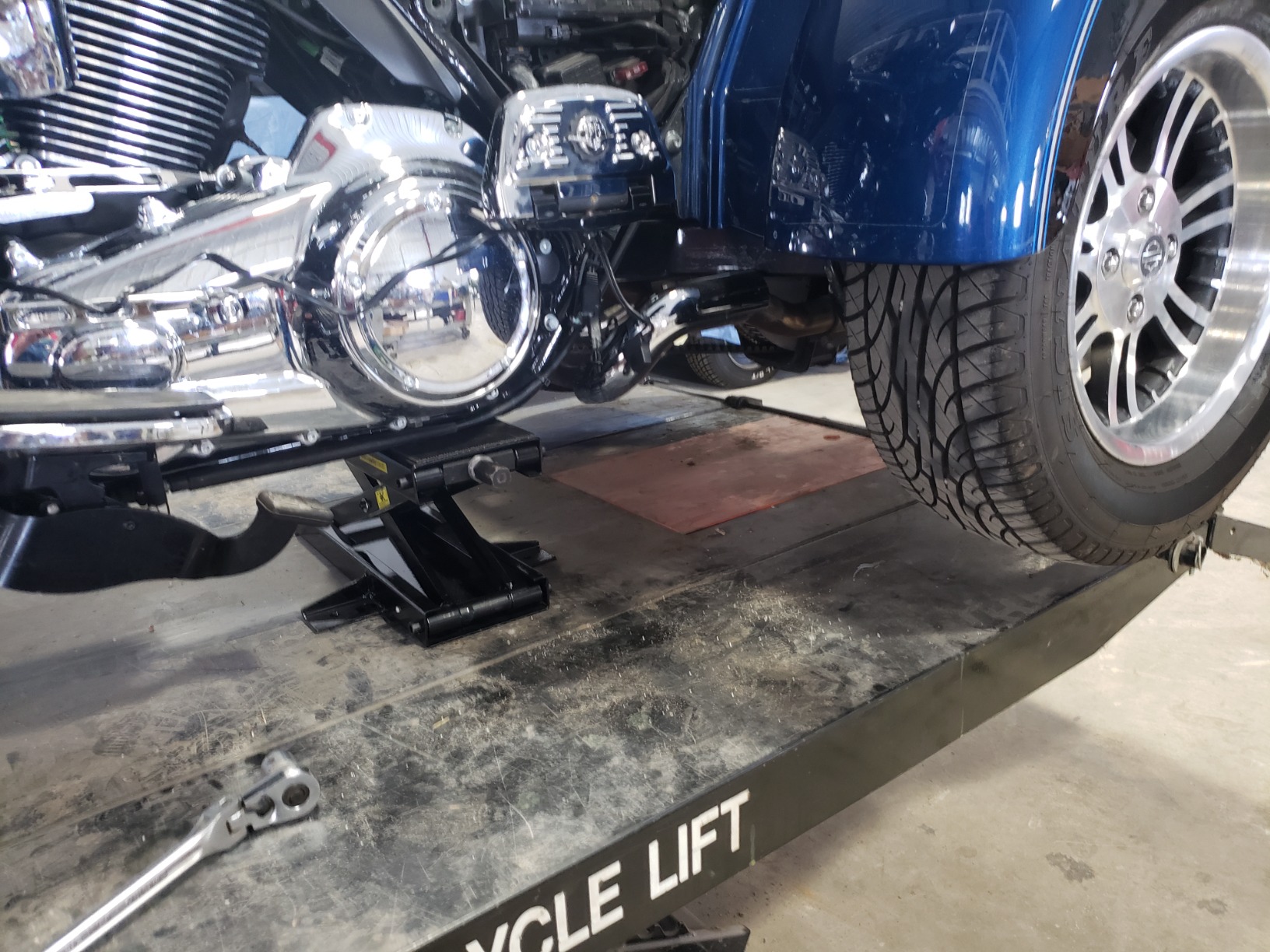 Black Widow Steel Motorcycle Jack - 1,100 lb. Capacity MC-Jack Front or Rear Tires, Hex Socket Handle, 3.75