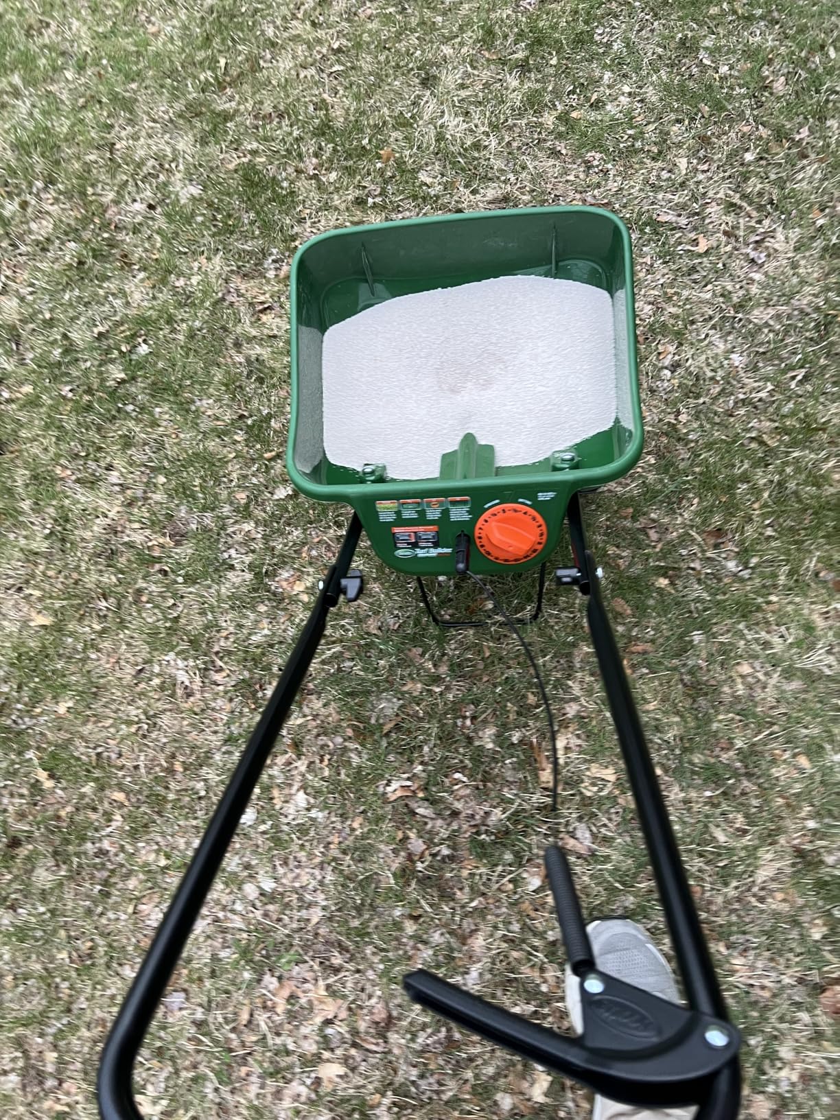Scotts Turf Builder EdgeGuard Mini Broadcast Spreader - Spreader for Lawn Fertilizer, Weed & Insect Control, Grass Seed, and Ice Melt, Holds Up to 15,000 sq. ft. of Product customer photo 1