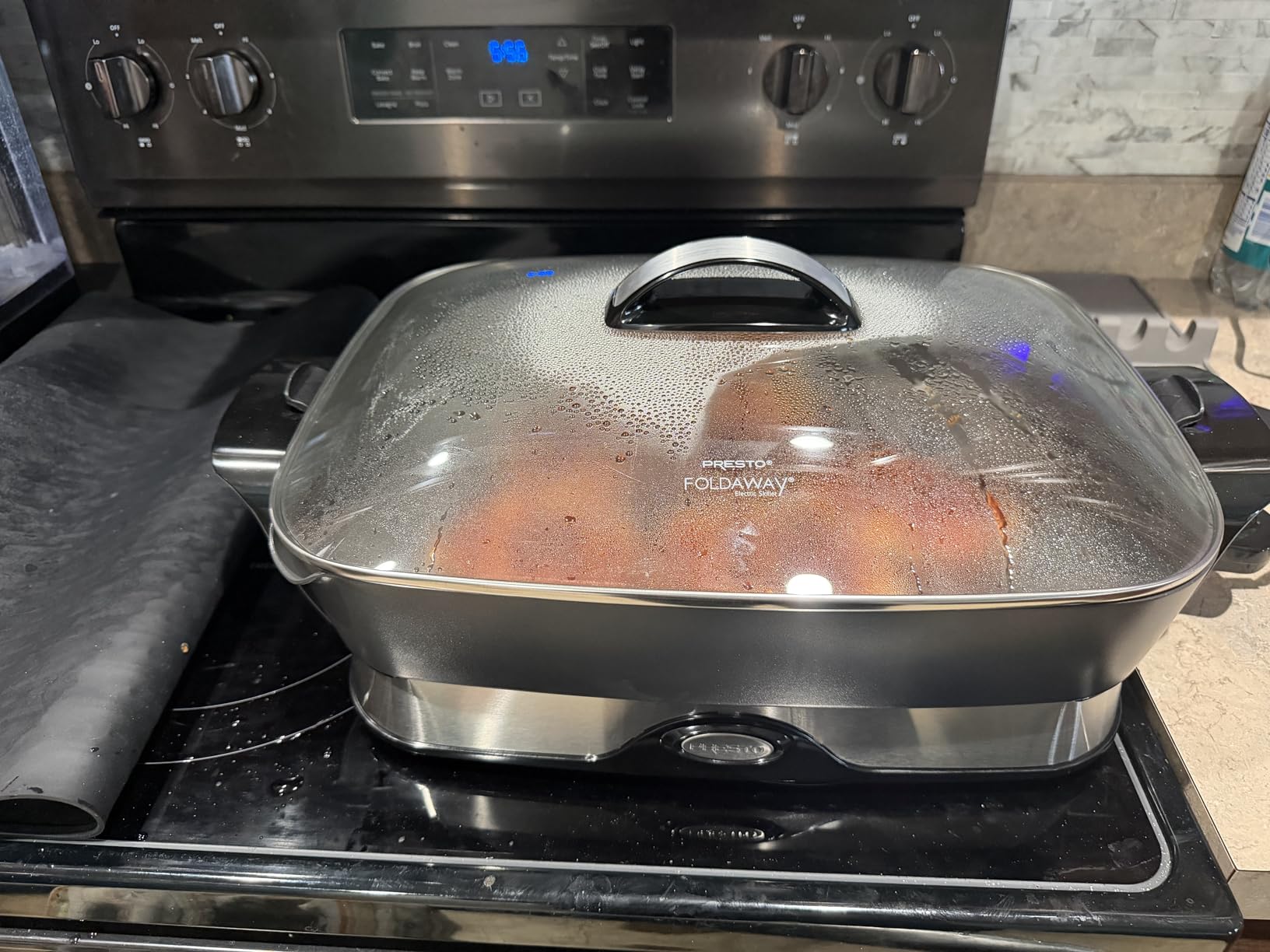 Presto 06857 16-inch Electric Foldaway Skillet, Black customer photo 1
