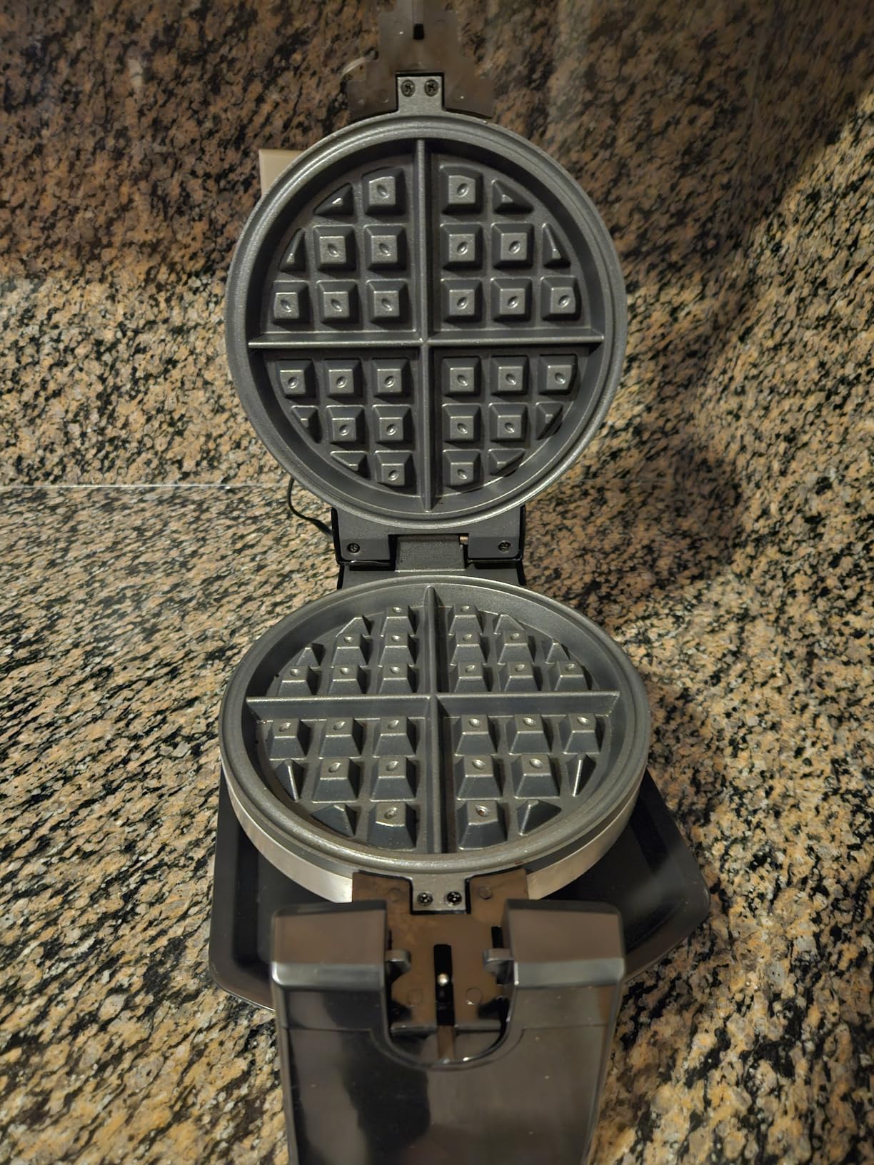 bella Classic Rotating Belgian Waffle Maker with Nonstick Plates, Removable Drip Tray, Adjustable Browning Control and Cool Touch Handles, Stainless Steel customer photo 2