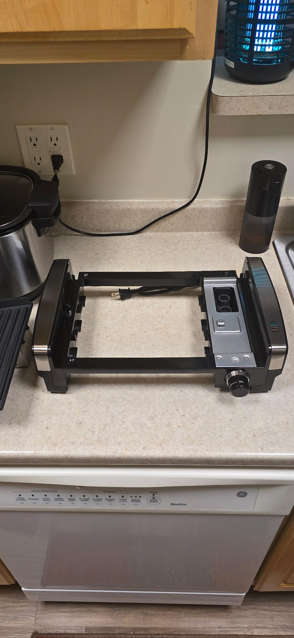 Hamilton Beach Electric Indoor Searing Grill with Adjustable Temperature Control to 450F, 118 sq. in. Surface Serves 6, PFAS-Free Removable Nonstick Grate, Stainless Steel (25360) customer photo 1
