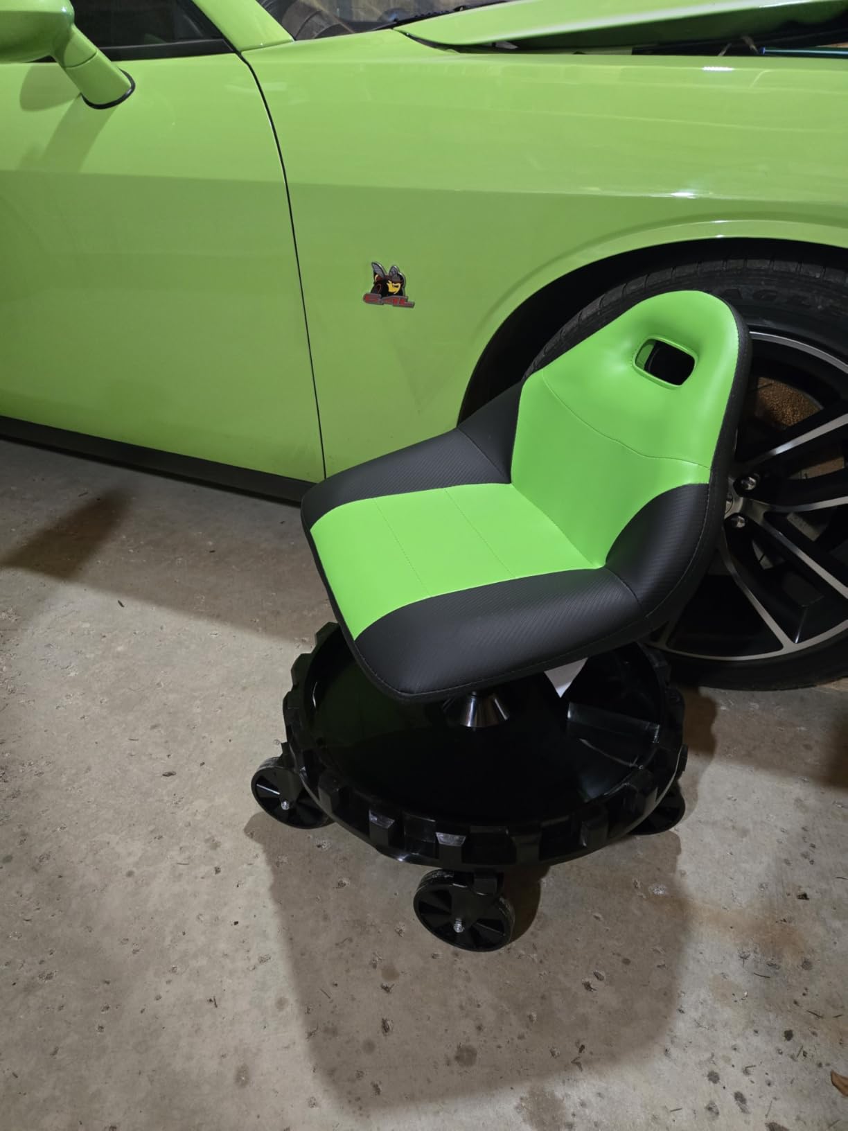 Traxion 2-700 ProGear Mobile Rolling Gear Seat W/Equipment Tray and Five All-Terrain 5