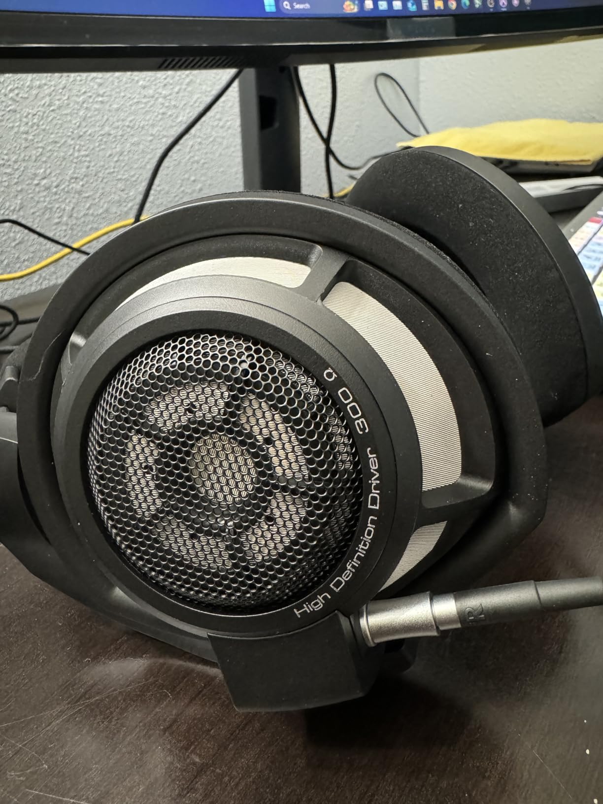 Sennheiser HD 800 S Over-the-Ear Audiophile Reference Headphones - Ring Radiator Drivers With Open-Back Earcups, Includes Balanced Cable, 2-Year Warranty, Black customer photo 2