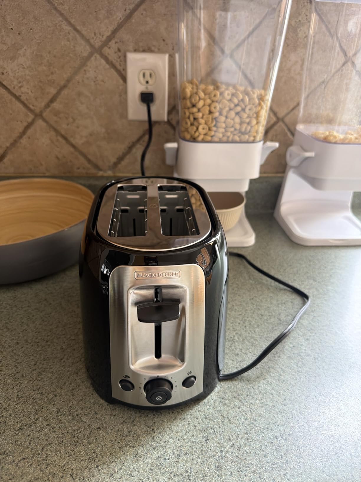 BLACK+DECKER 4-Slice Toaster, Extra Wide Slots, 7 Shade Settings, 1400 Watts, Frozen and Bagel Buttons, Toast Shade Selector, Extra Lift customer photo 1