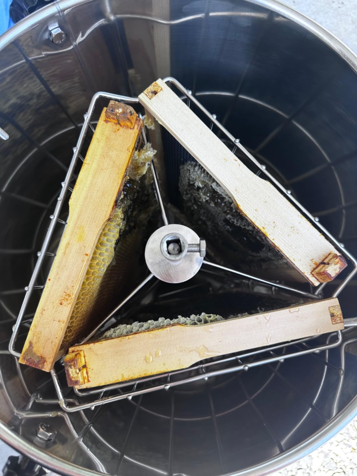 VIVO BEE-V003D Honey Extractor, 3 Frame | Food Grade Stainless Steel, Manual Crank, Honeycomb Drum Spinner, Transparent Lid customer photo 2