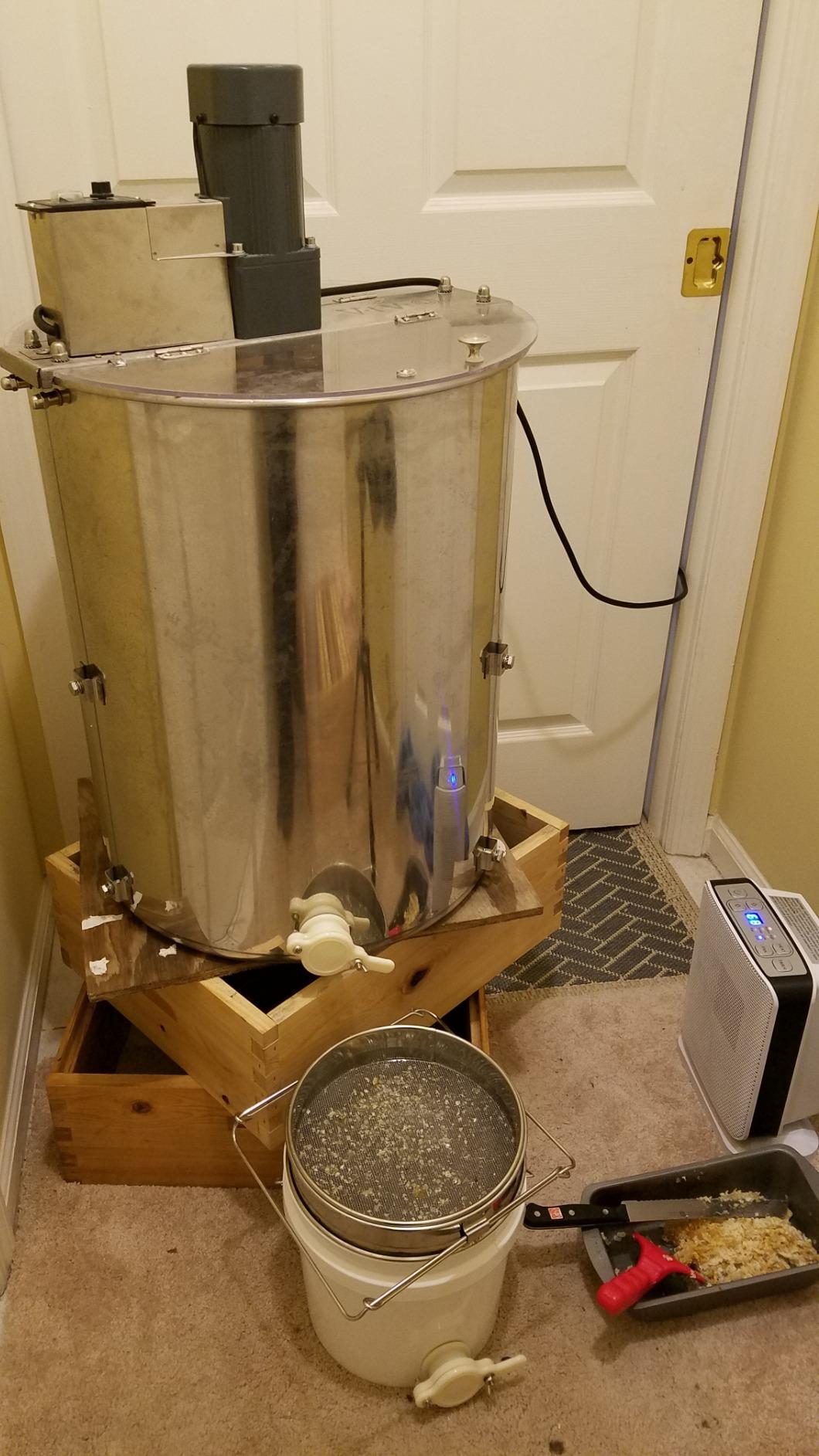 VIVO Electric Honey Extractor 8 Frame Rack (4 Deep Frames), Food Grade Stainless Steel Honey Processing Equipment, Powered Honeycomb Drum Spinner with Transparent Lid, BEE-V004E customer photo 1