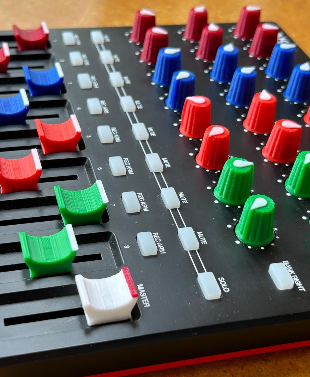 Akai Professional MIDImix - USB MIDI Controller Mixer with Assignable Faders and Master Fader, 24 Knobs and 16 Buttons, 1 to 1 Mapping With Ableton Live customer photo 1