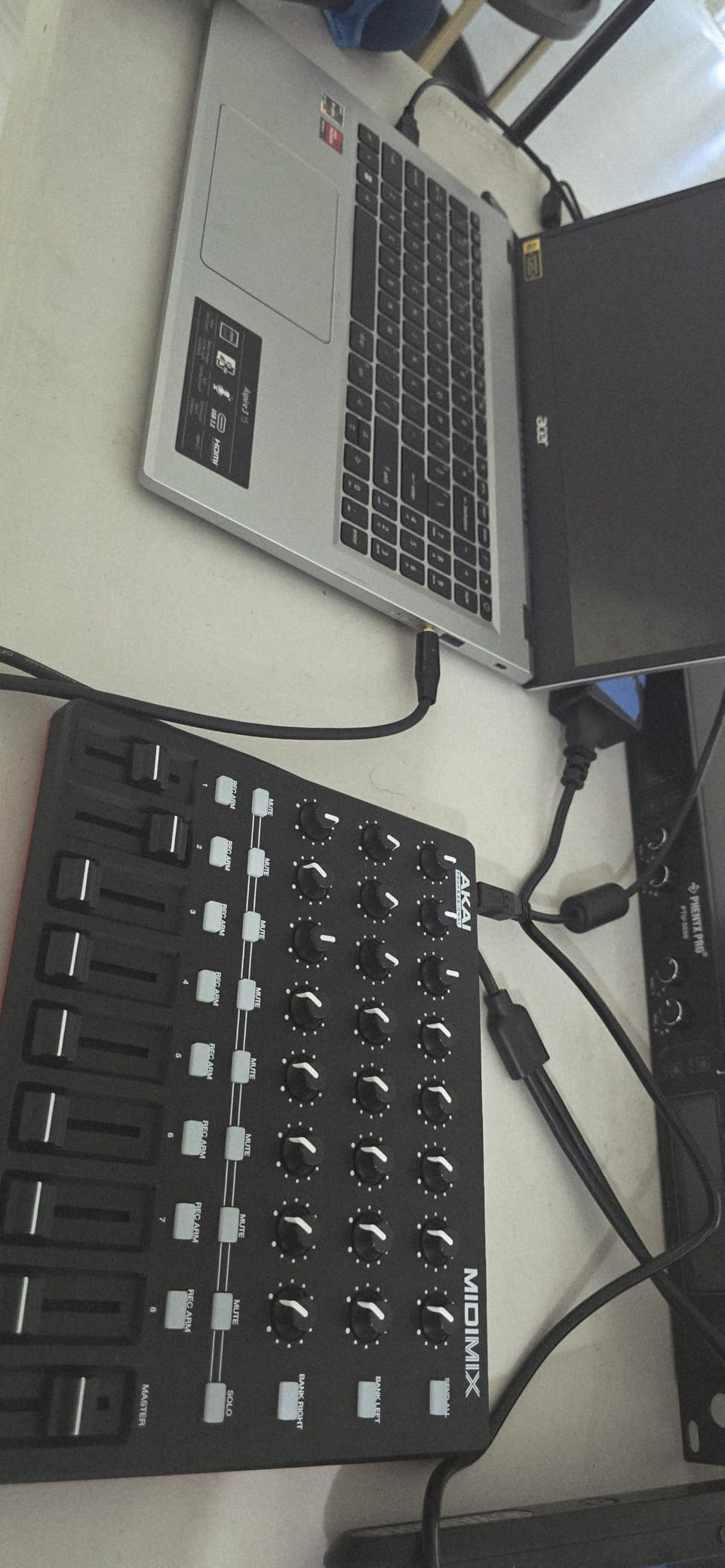 Akai Professional MIDImix - USB MIDI Controller Mixer with Assignable Faders and Master Fader, 24 Knobs and 16 Buttons, 1 to 1 Mapping With Ableton Live customer photo 2