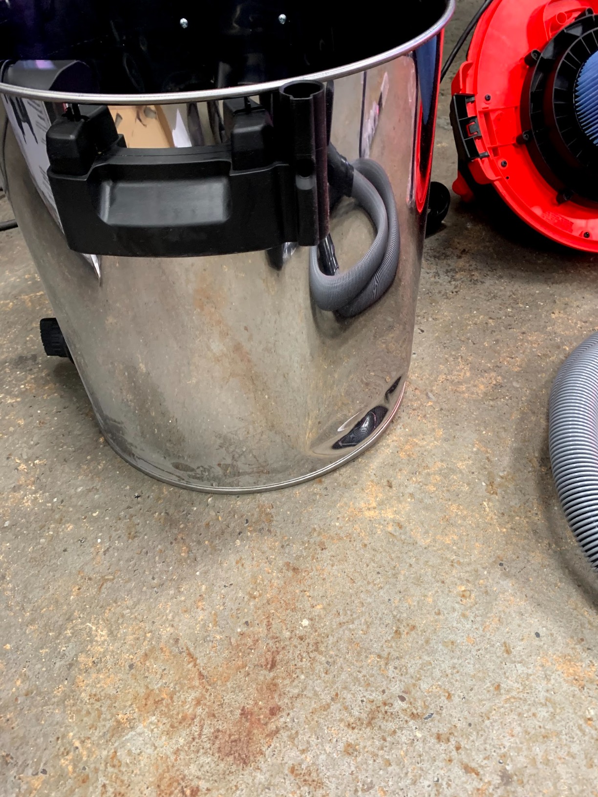 50353 1610RV Stainless Steel 16-Gal. Wet Dry Shop Vacuum with Cart, 6.5 Peak HP Motor, Large Wheels, Pro Hose, Drain, and Blower Port, Red customer photo 1
