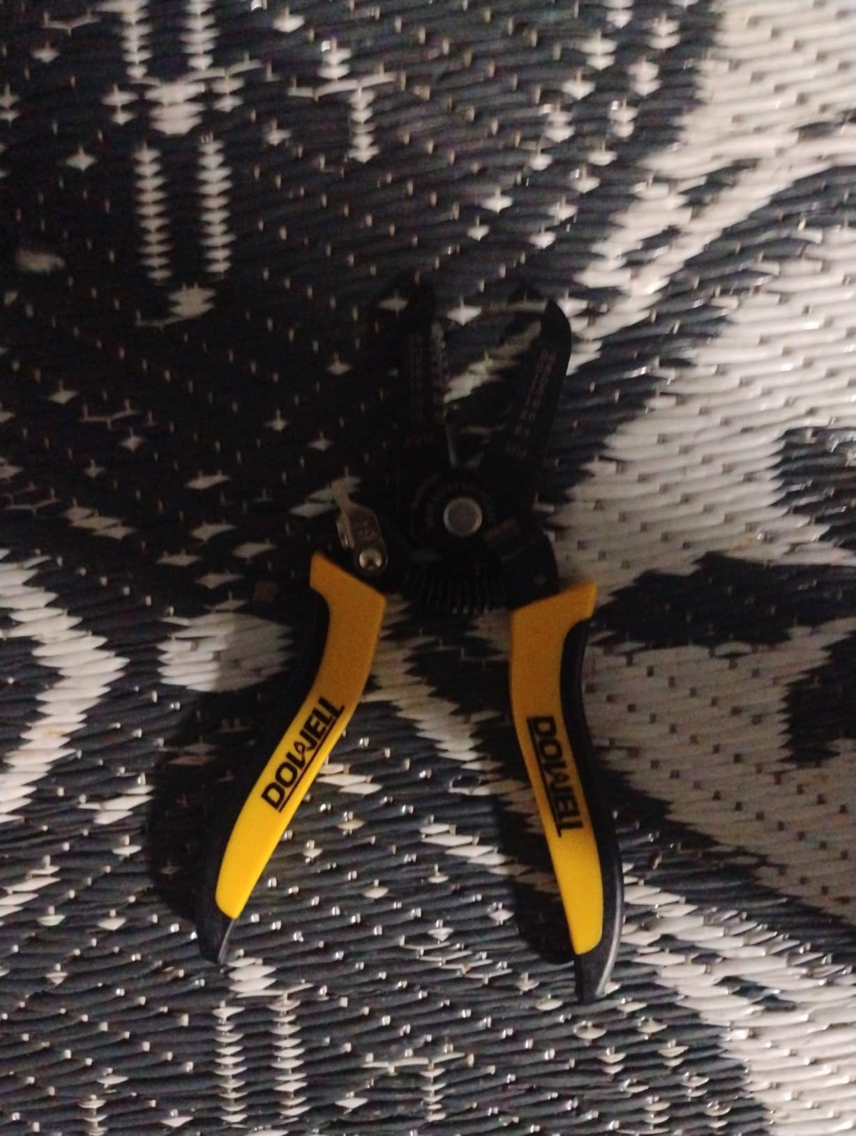 DOWELL 10-22 AWG Wire Stripper Cutter Wire Stripping Tool And Multi-Function Hand Tool, Professional Handle Design And Refined Craftsmanship. customer photo 1