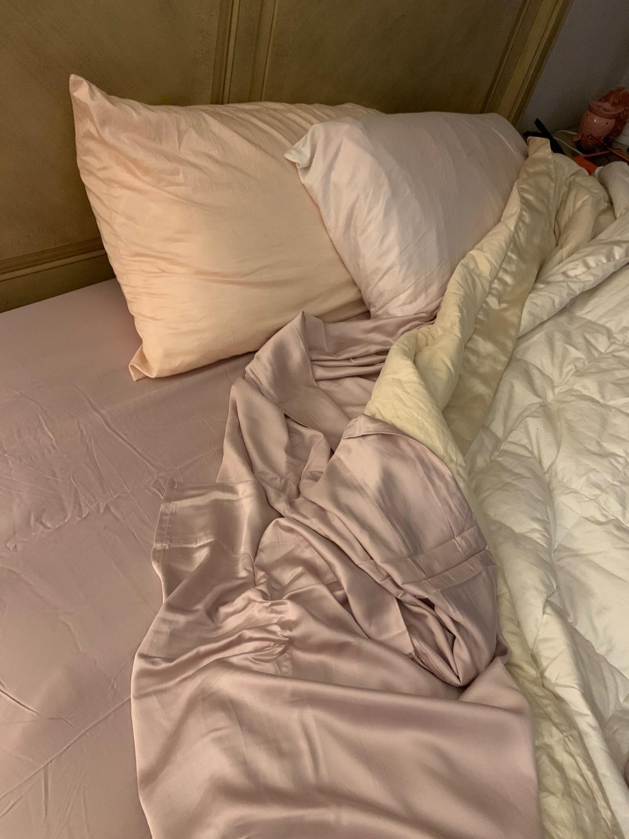 Hotel Sheets Direct 4 Piece Bed Sheet Set Queen Size, 100% Viscose Derived from Bamboo Sheets Set with 2 Pillowcases, Cooling & Breathable Luxury Bedding, Moisture-Wicking & Silky Soft Texture, Gray customer photo 1
