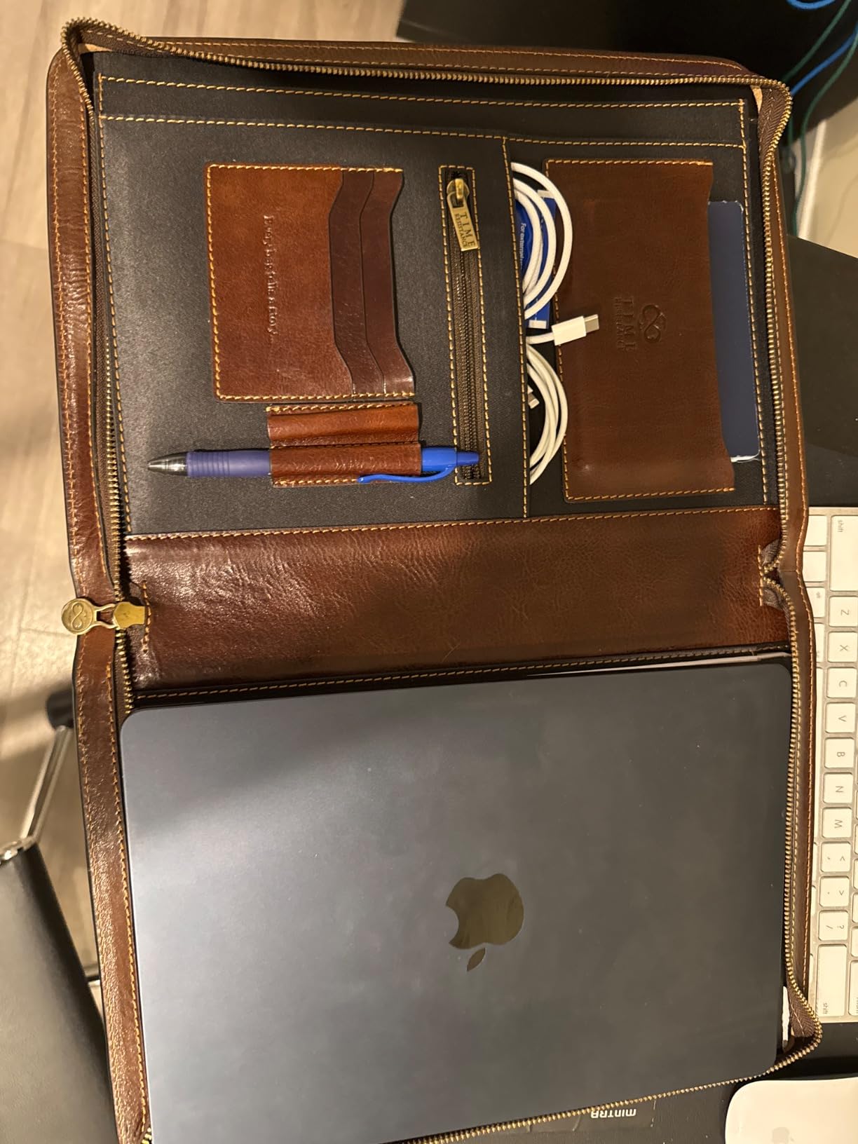 Time Resistance Leather Portfolio - A4 Document Folder - Italian Handcrafted Padfolio Organizer (Green) - Gift Box Included customer photo 1