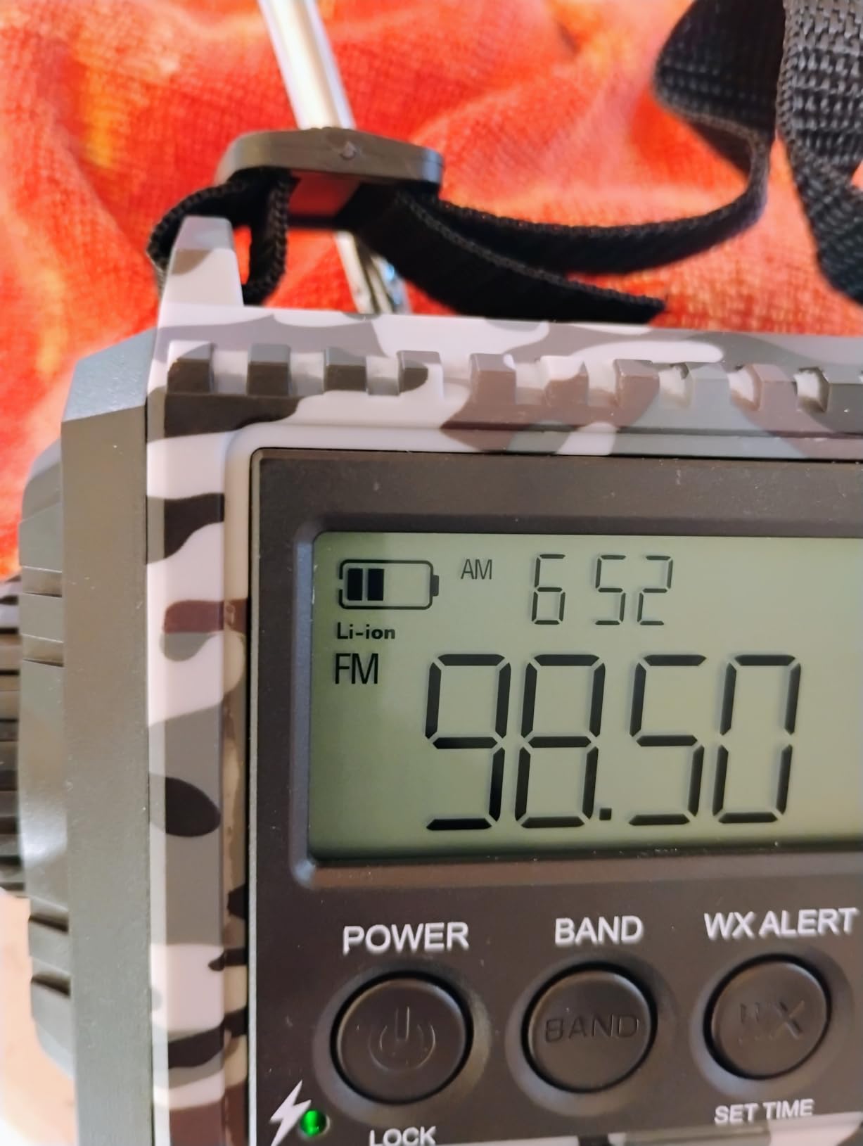 Raynic Weather Radio, 5000mAh/18500mWh NOAA Weather Radio, Solar Hand Crank Emergency Radio with AM/FM/SW/NOAA Weather Alert, Flashlight, Reading Lamp, Cell Phone Charger and SOS Siren customer photo 1