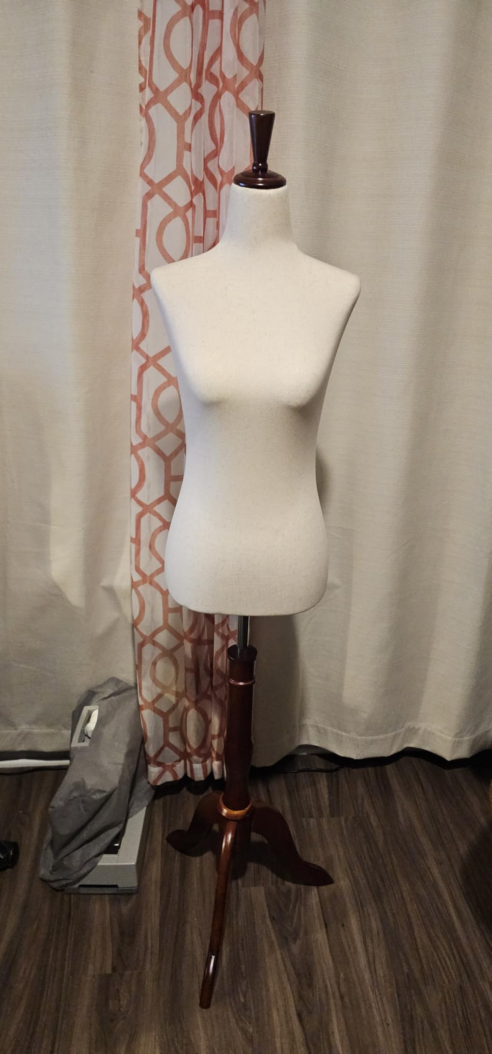 Bonnlo Upgraded Female Dress Form, Mannequin Torse Body with Adjustable Rubber Wood Stand for Dress Jewelry Display (White, 6-8) customer photo 1
