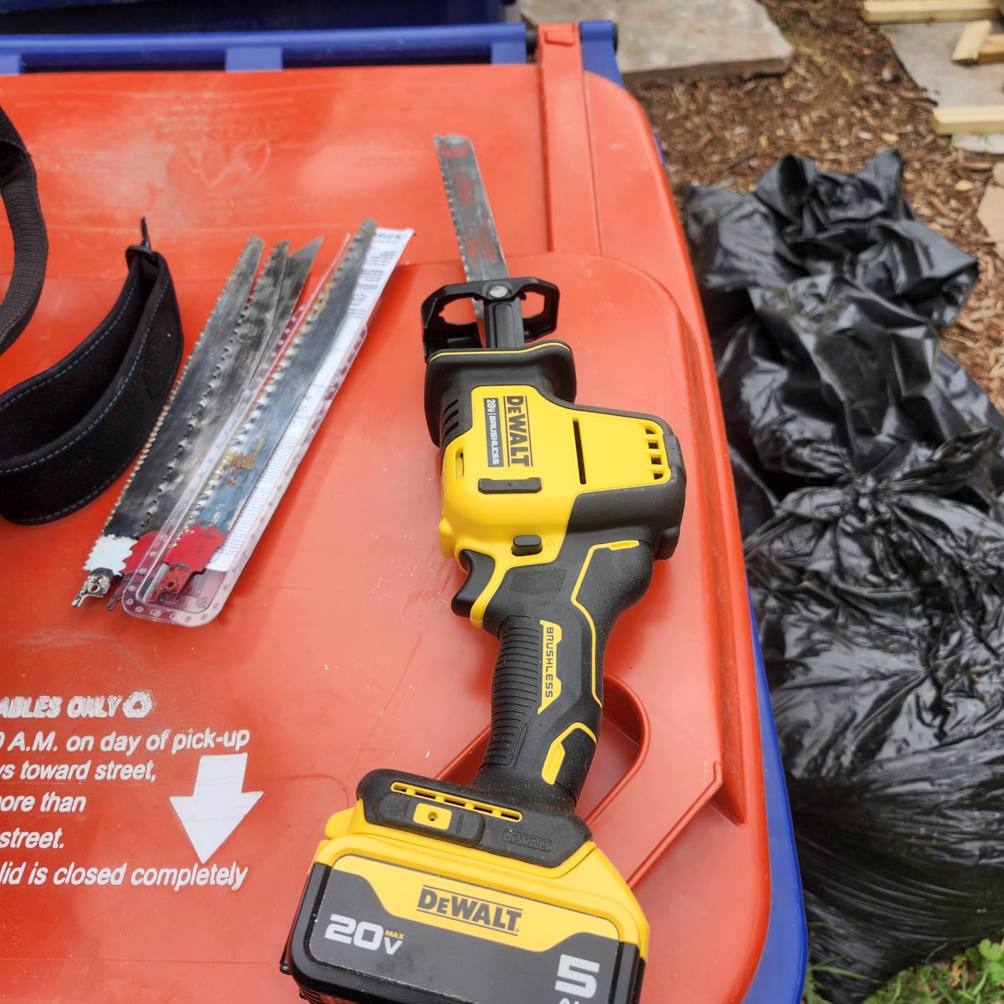 DEWALT ATOMIC 20V MAX Reciprocating Saw, One-Handed (DCS369B) customer photo 1