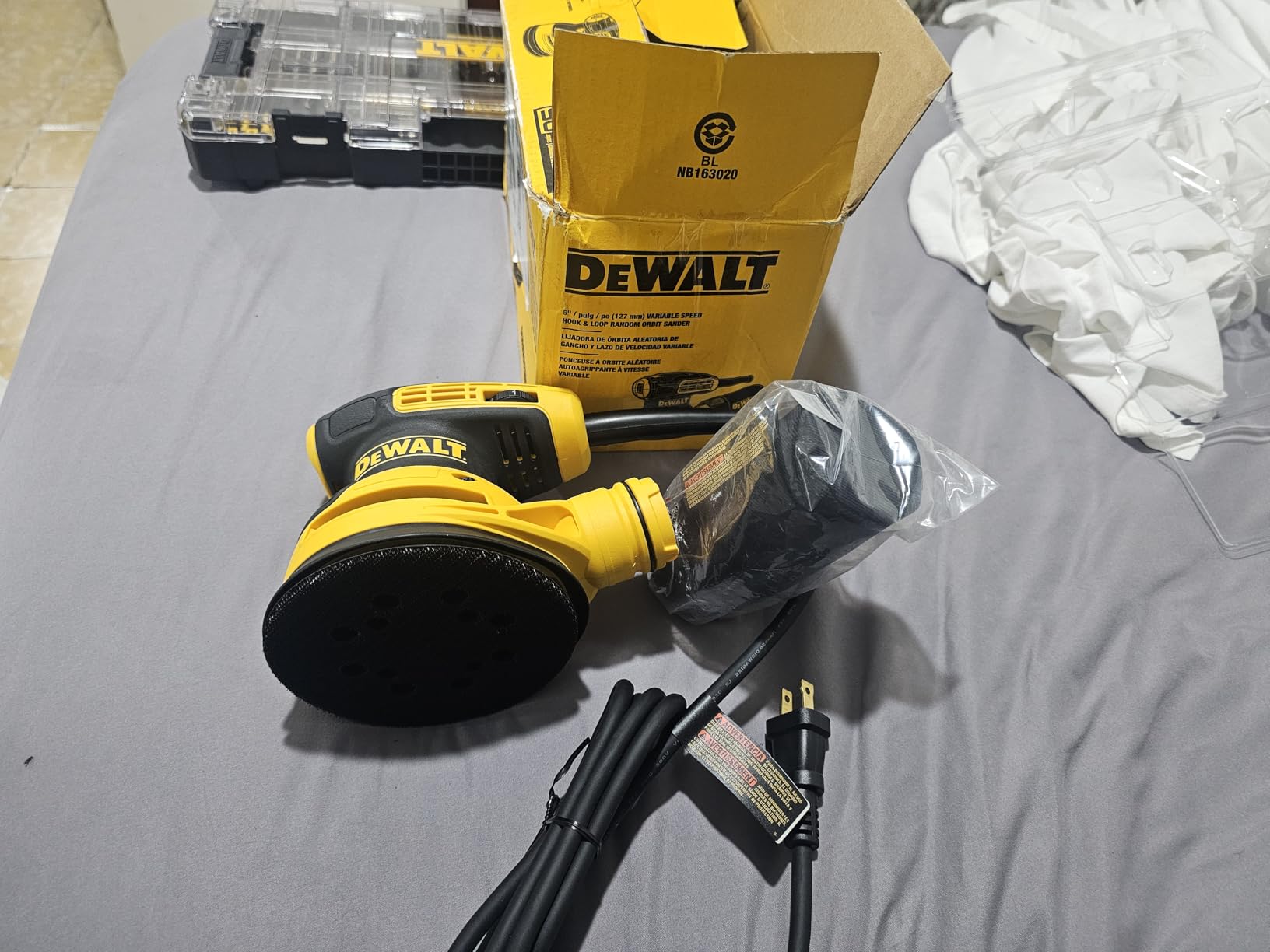 DEWALT Random Orbit Sander, Variable Speed, 5-Inch (DWE6423), Power Source Corded Electric customer photo 1