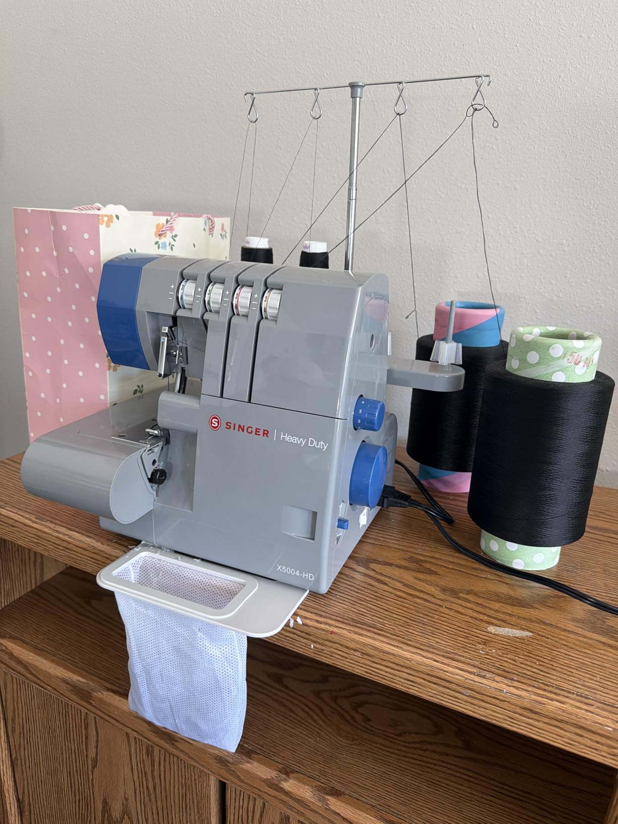 SINGER X5004-HD Metal Frame Serger & Overlock Machine, 2-3-4 Stitch Capability, 8 Built-In Stitches, 1300 SPM customer photo 1
