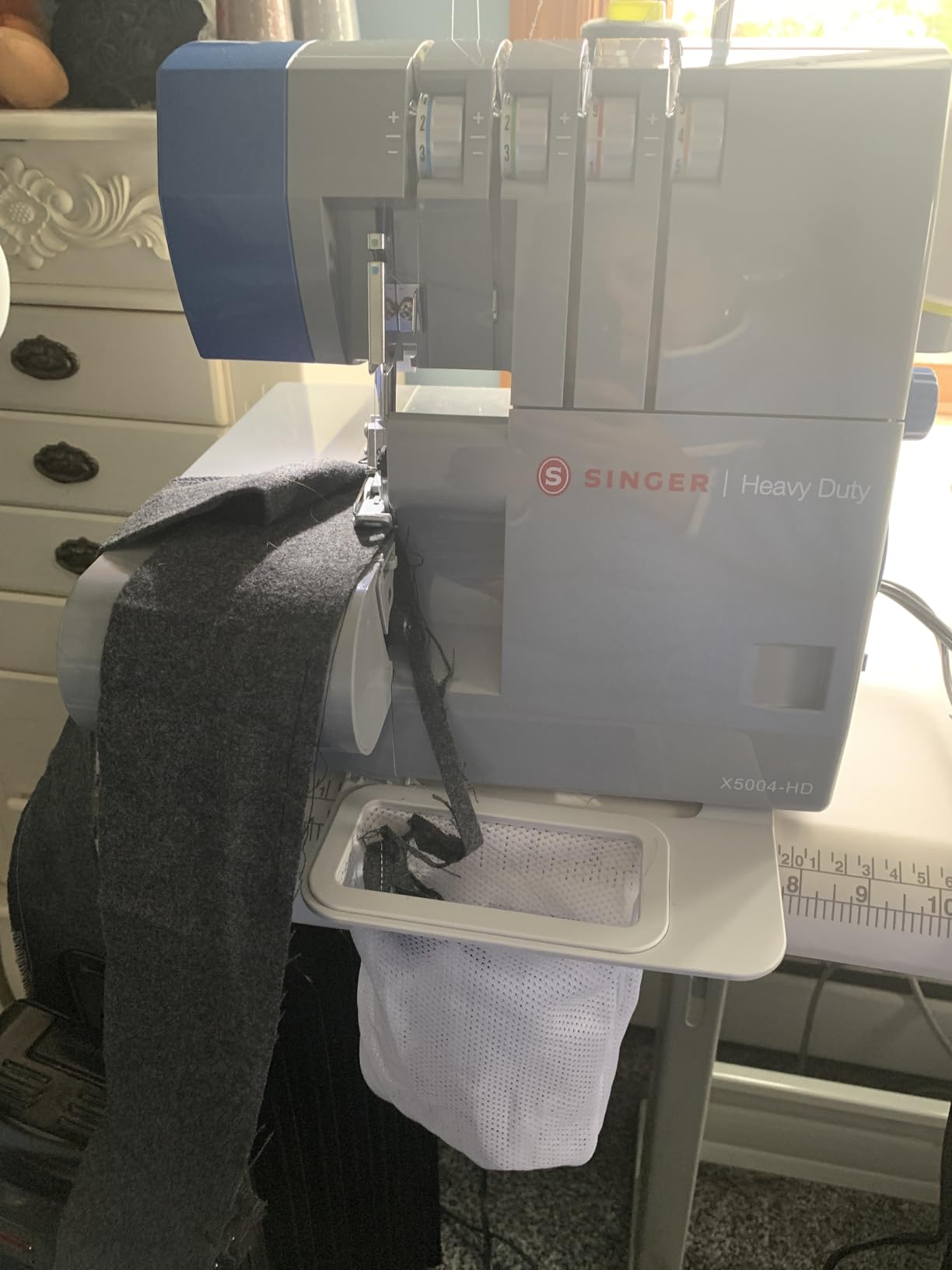 SINGER X5004-HD Metal Frame Serger & Overlock Machine, 2-3-4 Stitch Capability, 8 Built-In Stitches, 1300 SPM customer photo 2