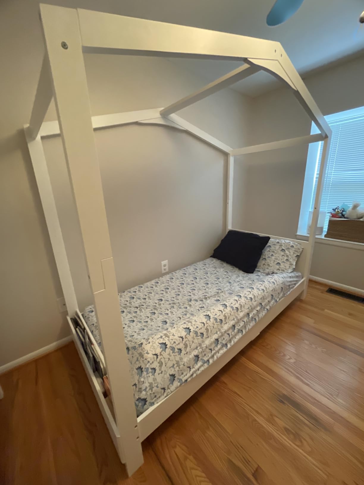 Delta Children Poppy House Wood Twin Bed, Platform Bed - No Box Spring Needed, Bianca White customer photo 2