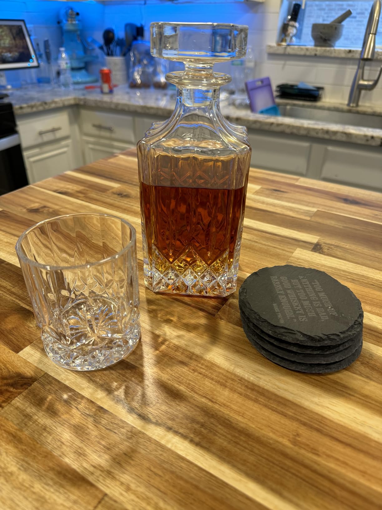 Mixology & Craft Luxury Whiskey Decanter Gift Set - 25oz Crystal Decanter, 4 Old-Fashioned Glasses, 4 Slate Coasters with Diamond Pattern Premium Black Gift Box customer photo 2