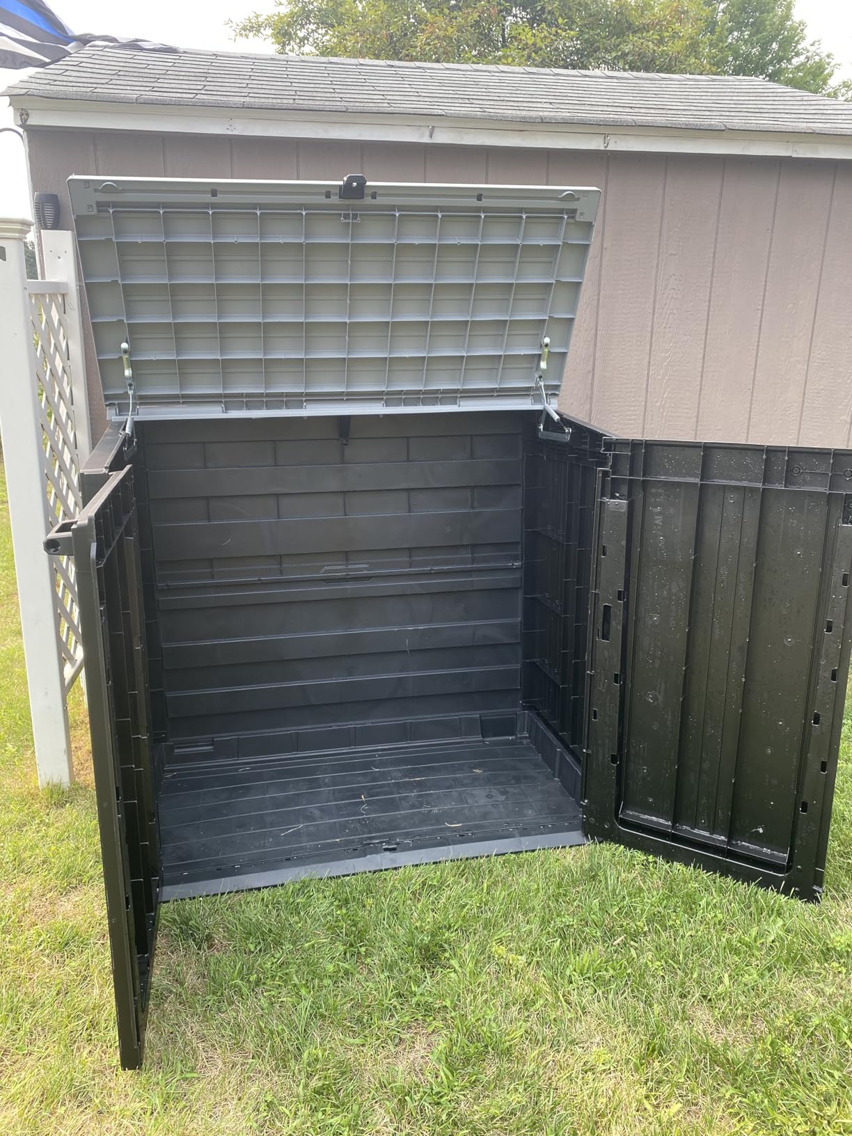 Keter Store-It-Out MIDI Outdoor Resin Storage Shed - Weather-Resistant Horizontal Cabinet for Trash Cans, Garden Tools & Patio Accessories - Lockable, Easy-Lift Lid, 30 Cu. Ft. Capacity, Beige customer photo 2