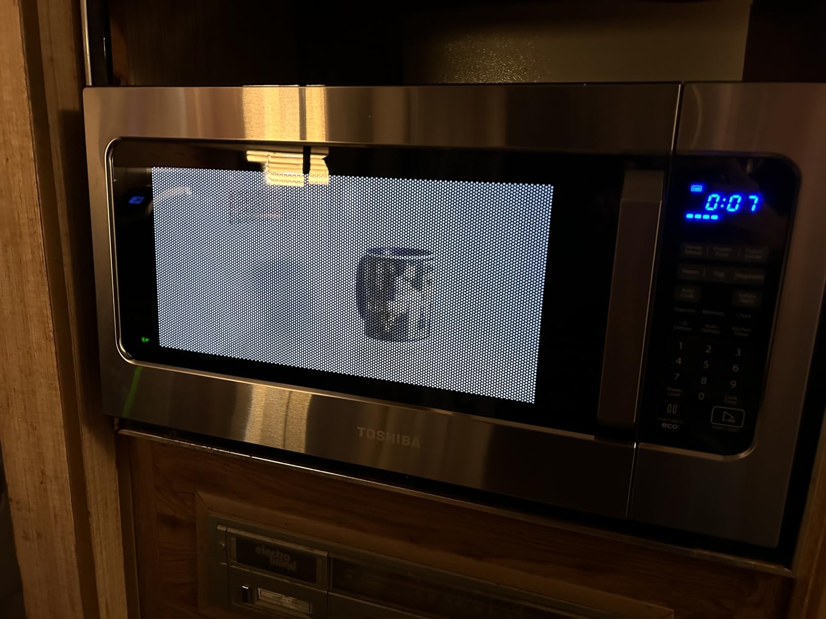 Toshiba ML-EM62P(SS) Large Countertop Microwave Oven with Smart Sensor, Auto Defrost, Mute Function, ECO Mode, with 16.5 inch Position Memory Turntable, 1200W, 2.2 Cu. Ft., Stainless Steel customer photo 1